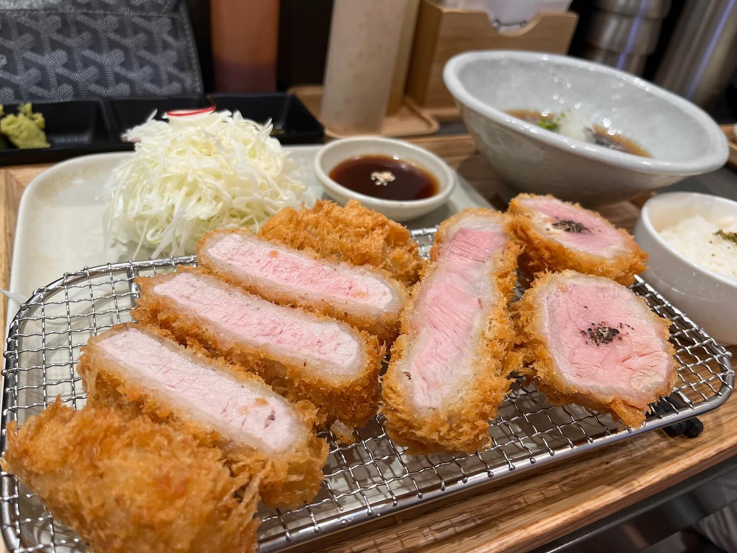 🐶

예전 부산대앞에서 먹어보고 톤쇼우보다 맛있더라 했는데
이제 거의 대기업급이네

수수하지만 굉장허네
그리고 화려하고 자극적인 민트초콜릿쿠키(빌리꺼)
#남포당 
#수수굉