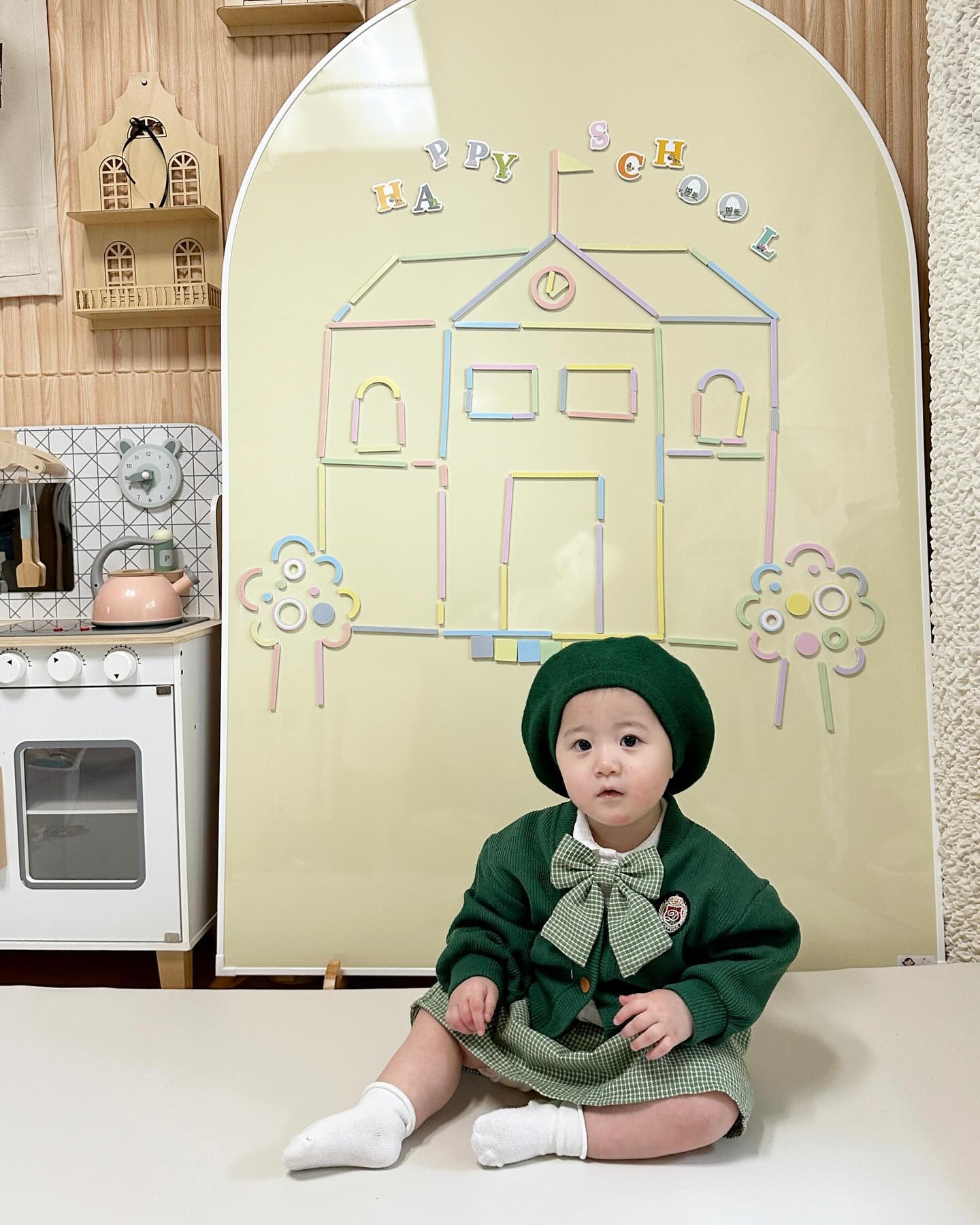 #내돈내산후기#맘스보드#코코보드 

서원이의 돌선물로 맘스보드가 생각이낫어요 !
붙혔다 땟다하면서 소근육 발달도 하고 
여러가지의 디자인의 자석교구로 시각적으로도 자극할수있고

우드톤인 저희집에 코코보드 크림아이보리 컬러를 
딱 놔두니 인테리어 효과도 되고 매우 만족이에요
서원이도 신나지만 누구보다 신난 서원맘.
가베놀이세트로 이것저것 만들면서 서원이에게도 보여주고
서원이의 포토존으로도 변신 🤍

계속해서 서원이의 사진에 등장할 맘스보드
서원이 클때까지 쭉 함께해줘 🥹
momsboard.co.kr 

+ 오늘의 착장 mrs.ui_dong 
초록색도 어쩜 고급스럽니 💚