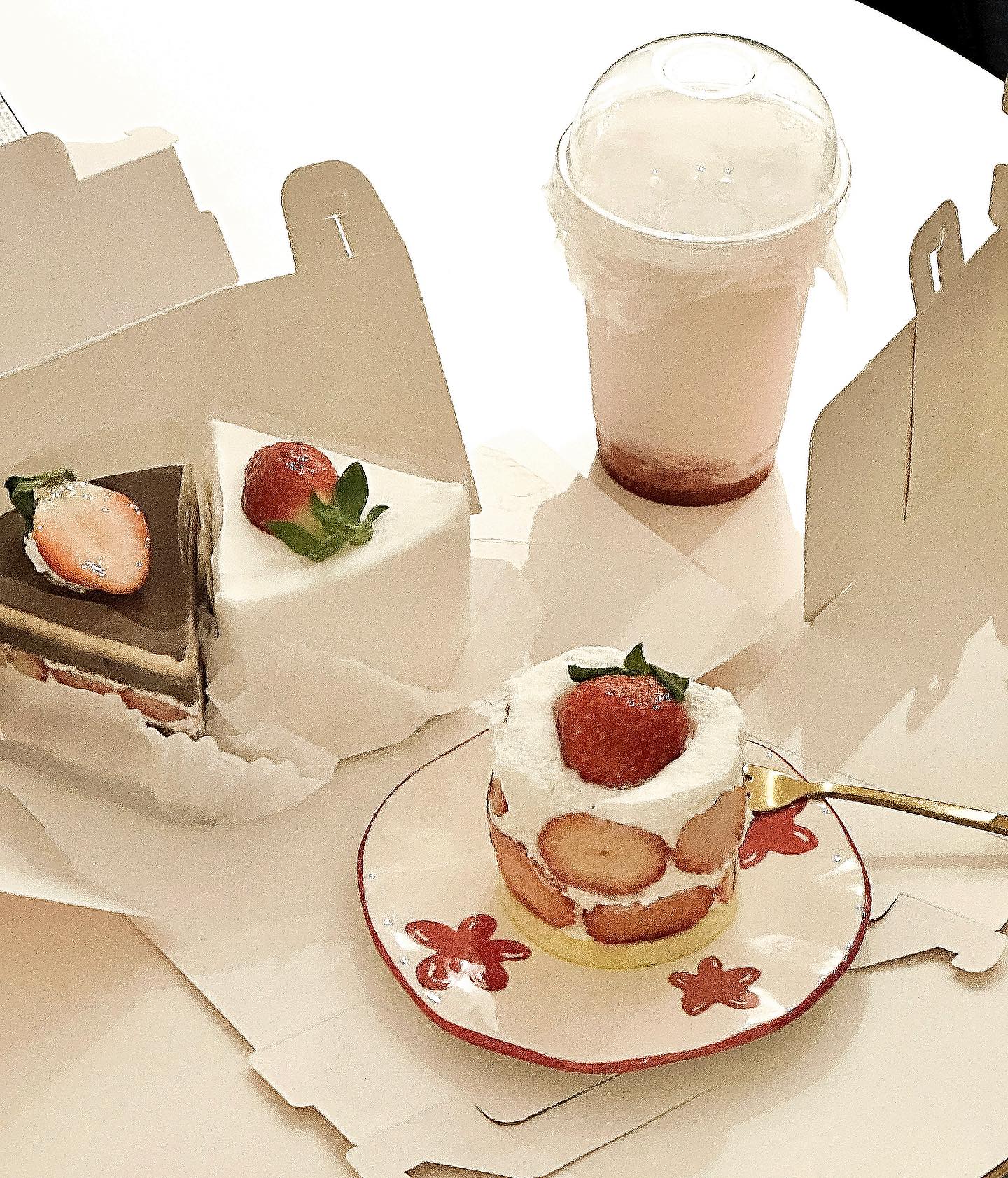 .
후회하지 말고 딸기 먹을 수 있을때 
부지런히 많이 먹어두자고!! 🍓🍓🍓🍓🍰