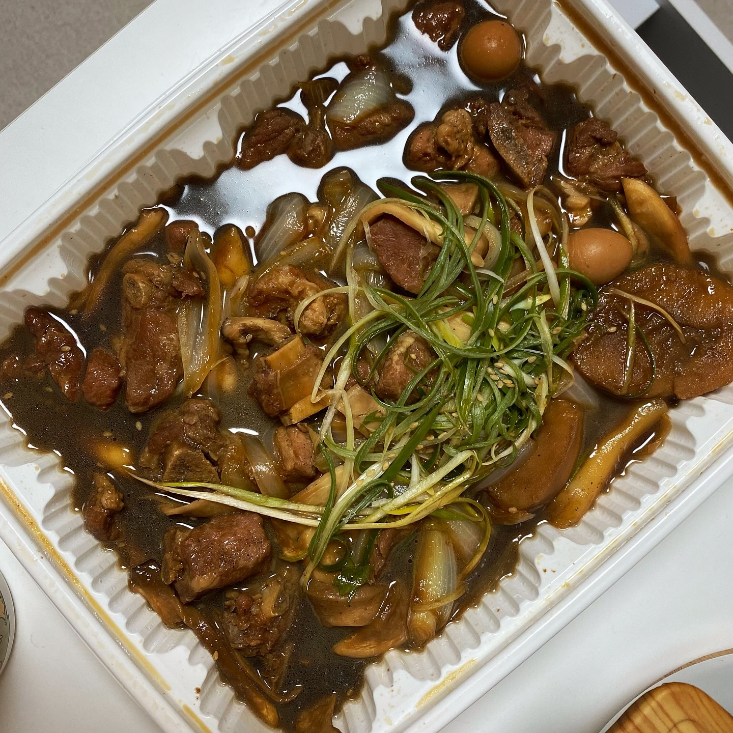 #먹쭈 #옥정배달맛집 #베스트생갈비찜앤찜닭 

간장베이스로 달달한 집에서 먹는 달달한 갈비찜 맛이에요
고기 버섯 메추리알 감자 양파 등 재료가 다양하게 들어가 있어요
그라고 국내산 생갈비 냉장육으로 조리해서 그런지 고기가 질기지 않고 야들해요
주문과 동시에 압력솥에 푹 뜸 들여 조리해서 고기에 간도 쏙 배서 너무 좋아요
양념 국물도 넉넉해서 밥 비벼 먹기에도 너무 좋아요

양주 옥정에서 야들하고 맛있는 갈비찜 드시고 싶으신 분들 배달, 포장 추천드려요
#베스트생갈비찜 #베스트생갈비찜찜닭 #베스트생갈비찜닭 #양주맛집 #옥정맛집 #양주배달맛집 #생갈비찜 #갈비찜