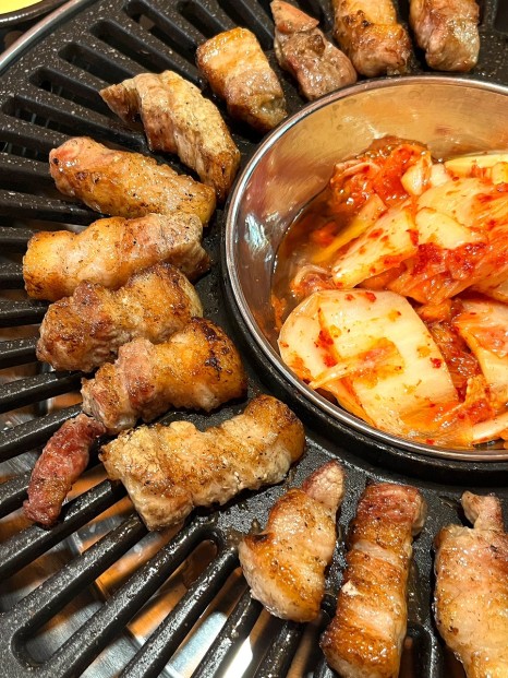 반려동물과 함께 갈 수 있는 구워주는 삼겹살 맛집 - 야외돼지 성서점