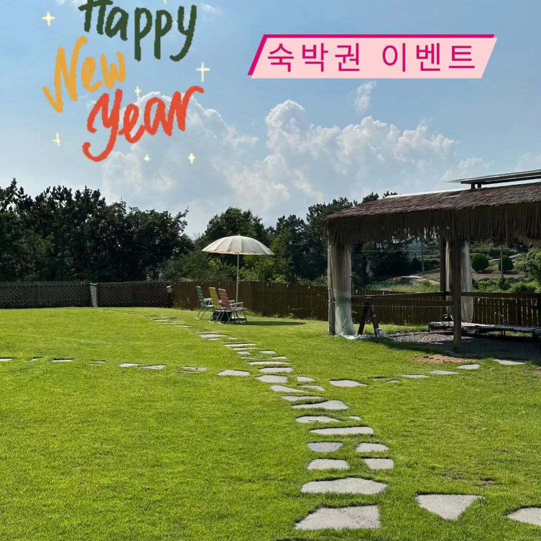Posted withregram • dog__freedom .
[Dog Freedom | 몸무게, 견종 제한 없는 모두가 자유로워지는 공간]

새해 맞이 평일 숙박권 이벤트를 오픈합니다❣️
아래 내용을 꼼꼼히 읽어 보시고 참여 부탁드려요❣️

◼️참여 기간: 24년 1월 9일(화)~ 1월 19일 (금) 

◼️숙박권 사용 기간: 24년 1월-3월 (월~목)

◼️[월-목] 사용 가능한 무료 숙박권 2장
• 모든 당첨권은 2인 2견 기준이며, 다른 추가 사항이 있을시 그에 따른 추가금이 발생합니다.

◼️응모 방법 (세가지 모두 해주셔야 합니다!)
1) 본 게시물 ’좋아요‘ 누른 뒤 ’도그프리덤‘ 계정 팔로우!
2) 본 게시물 리그램 또는 캡쳐 하여 dog__freedom  태그 후 업로드!
3) 본 게시물 댓글에 반려인 친구 3명 이상 태그!

◼️추첨일: 1월 넷째주 주중에 하겠습니다! (추첨 전 미리 공지해드릴게요)
• 비공개, 유령 계정은 추첨 후보에서 제외됩니다.
• 추첨시 게시글이 삭제 되어 있으면 당첨이 취소 됩니다.
• 응모 방법 세가지 모두 충족 되어야 합니다.

➖➖➖➖➖➖➖➖➖➖➖➖➖➖➖➖➖➖➖
🏡하루 한 팀!
우리 팀 외에 다른 사람이나 다른 반려견이 없어서 마음 편히 뛰어놀 수 있어요!

▫️몸무게 제한 없음
▫️모든 견종 가능
▫️약 300평 운동장 단독 사용
▫️치킨, 피자 배달 가능