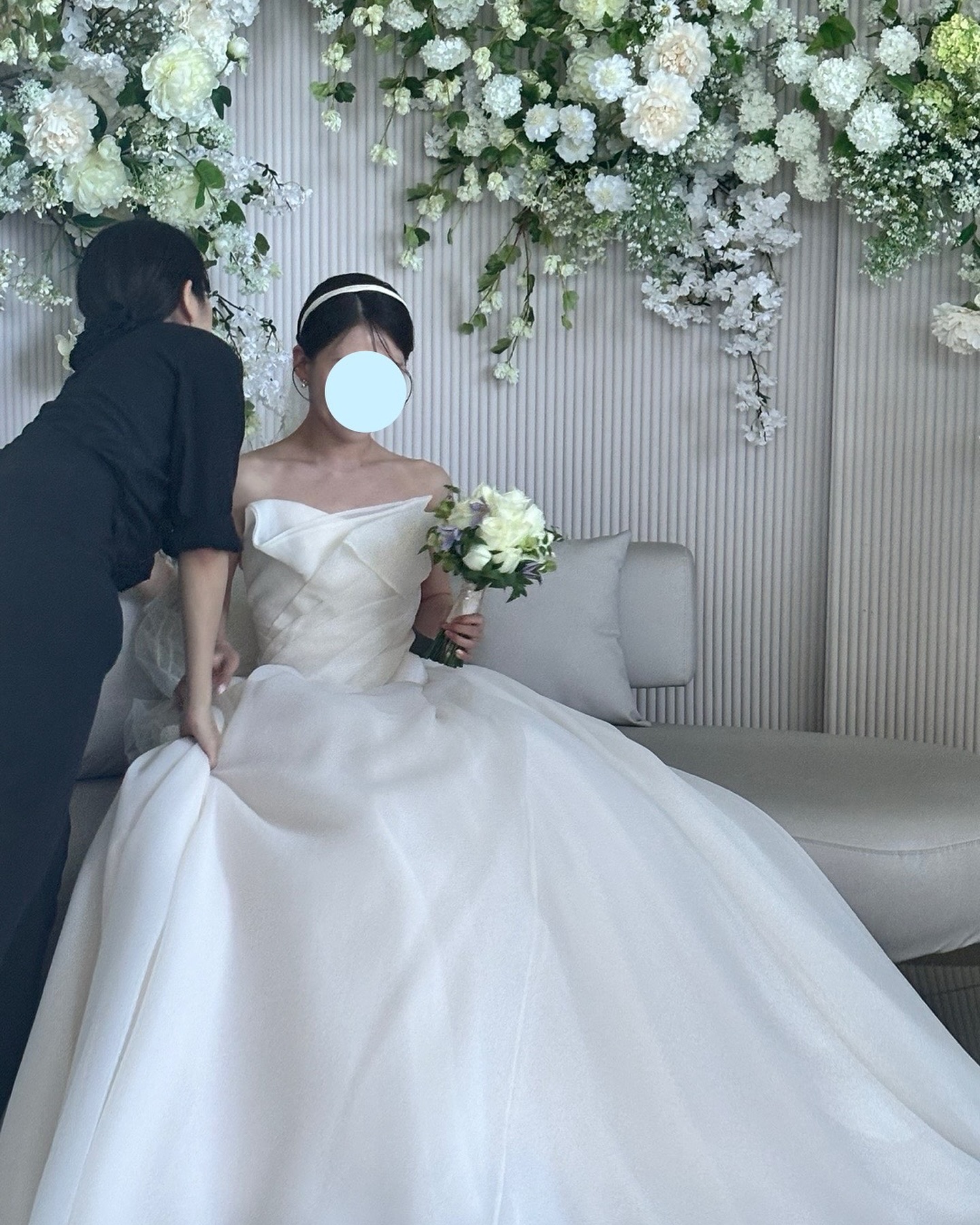 .
혼자서 소식 다이어트 하다가 
결혼식 두 달 앞두고 
처음으로 웨이트를 접하게 된 울 공주 회원님🩵

남편님과 같이 꼬박꼬박 식단 잘 챙겨드시고
수업, 개인운동 꼬박꼬박 나오시고
알려드린 어깨 3종 신부세트 열심히 해서 
어깨라인 예술인 상태로 결혼식 무사 완료👰🏻‍♀️✨

승모 화날세라 무게도 많이 안치고
상체만 집중 공략했는데 
웨이트 재밌다고 해주셔서 너무너무 감사한 회원님🥹💦

웨이트의 진정한 매력은 빵댕이랍니댜
이제 우리 빵댕이 열심히 키워봅시다아🍑

📲목적에 맞는 웨이트, 다이어트 문의 DM 환영🖤

#부산신부관리 #다이어터 #다이어트 #오운완 #운동 #운동스타그램 #웨이트 #웨이트하는여자 #운동기록 #운동일지 #헬스 #헬스타그램 #운동소통 #운동하는직장인 #운동하는여자 #부산pt #부산24시헬스장 #부산헬스장 #부산헬스 #장림헬스 #사하구헬스 #사하구pt #하단pt #장림pt