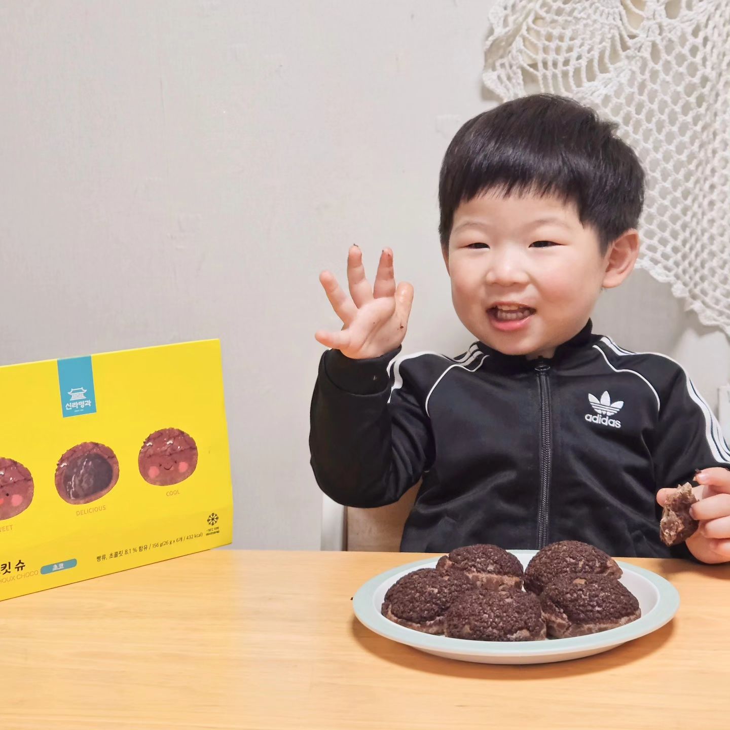 ❤️#제품제공 

나.또.먹. 몸매유지 비결 ᱍᱍᱍᱍᱍᱍ
매일 맛잇게 당충전 하면서 힐링하기 ❤︎
 
지난 번 ❛신라명과❜ 하드 모닝롤도 나.또.먹. 
빵돌이가 뭔지 제대로 보여줬었는데 🤭
❛신라명과❜ 에서 이번에도 너무 맛있는
초코 미니 비스킷슈를 선물해주셨어요 ❤︎

🍫 시원하게 즐기는 빵
🍫 달콤한 초코 크림
🍫 달콤한 비스킷
🍫 더 얇게 씹히는 식감
🍫 𝗛𝗔𝗖𝗖𝗣 인증

이게 바로 진짜 비스킷 슈 .ᐟ.ᐟ

겨울에도 아이스크림은 포기 못하쥬 ??
이럴 때 딱 아이스크림 같은 미니 비스킷 슈 ❤︎
아이스크림 러버 나권이 역시 좋아할 줄 알았는데,
이렇게 잘 먹을줄이야 .. 👍🏻 몰래 딱 하나 뺏어먹었 ..
나.또.먹.이 딱 먹기 좋은 사이즈 ꔛ‬
그냥 먹어도 맛있고 차갑게 먹으면 더 맛있고 ❤︎

❛신라명과 초코 미니 비스킷 슈❜ 랑 
다가오는 크리스마스 달콤하게 보내보세요 ❤︎

🏷𝚃𝚑𝚊𝚗𝚔 𝚞 shillabakeryi