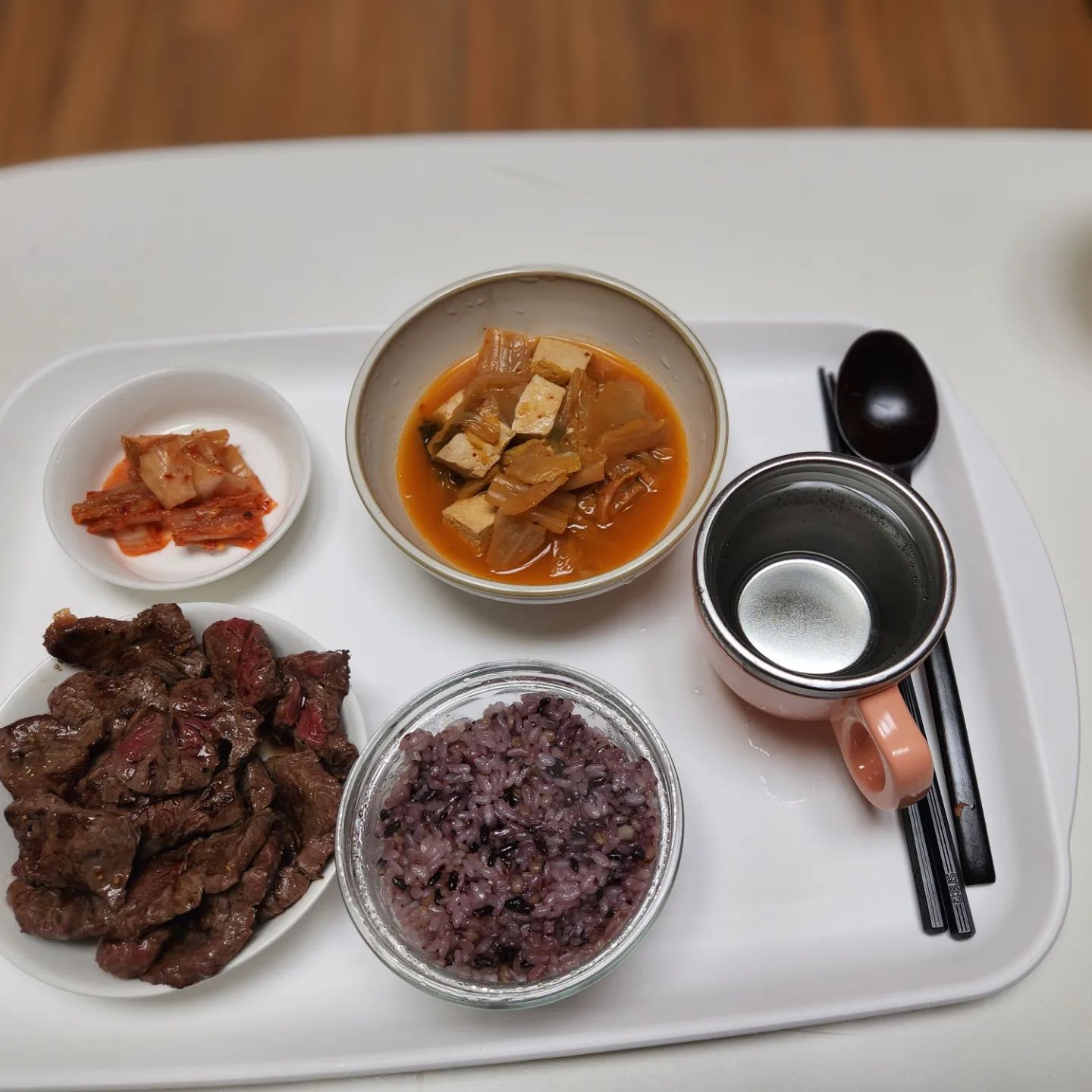 ➋⓿➋➌년⓿➋월➋➌일
(새벽..출근)
.
이젠 제법 익숙한 시간
이따금은 알람보다 몸이 먼저 반응한다
욕시.. 사람의 적응력이란 ㅎ
.
#새벽스타그램🌙 #출근전 #식사 
#노래는 #kpop #소는🐮 #한우