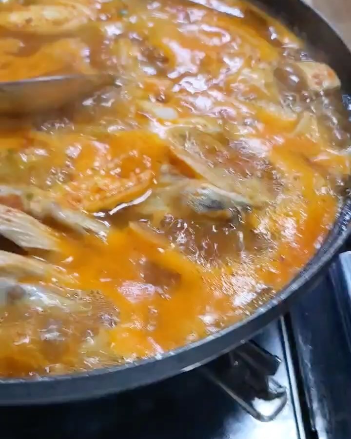 #협찬 이번에 속초로 여행을 갔어요🥹
간만에 탁트인 바다를 보며 힐링하고 
속초 맛집 중에서 생선조림요리가 일품인 
‘은빛바다’를 방문했습니다 😍

가정집을 개조한 느낌으로 레트로 감성이 
느껴지고 센스있게 물도 따뜻한 차를 내어주셨어요 

저희는 대구탕 2인분을 주문했는데
반찬도 정갈하게 한상차림으로 나오고 
가자미식혜는 특히 맛있었어요! 

대구탕은 생물이라 눈으로 보아도 신선하고 
살도 너무 부드럽고 국물도 개운해서 
아침밥으로 먹기 딱이었어요 
정말 속초는 자연경관과 음식의 도시인가봐요
오늘도 좋은하루 보내세요:) 

#은빛바다 #은빛바다속초 #속초 #속초여행코스 #속초여행추천#대구탕 #속초가볼만한곳 #여행 #여행스타그램 #먹팔 #먹스타 #소통