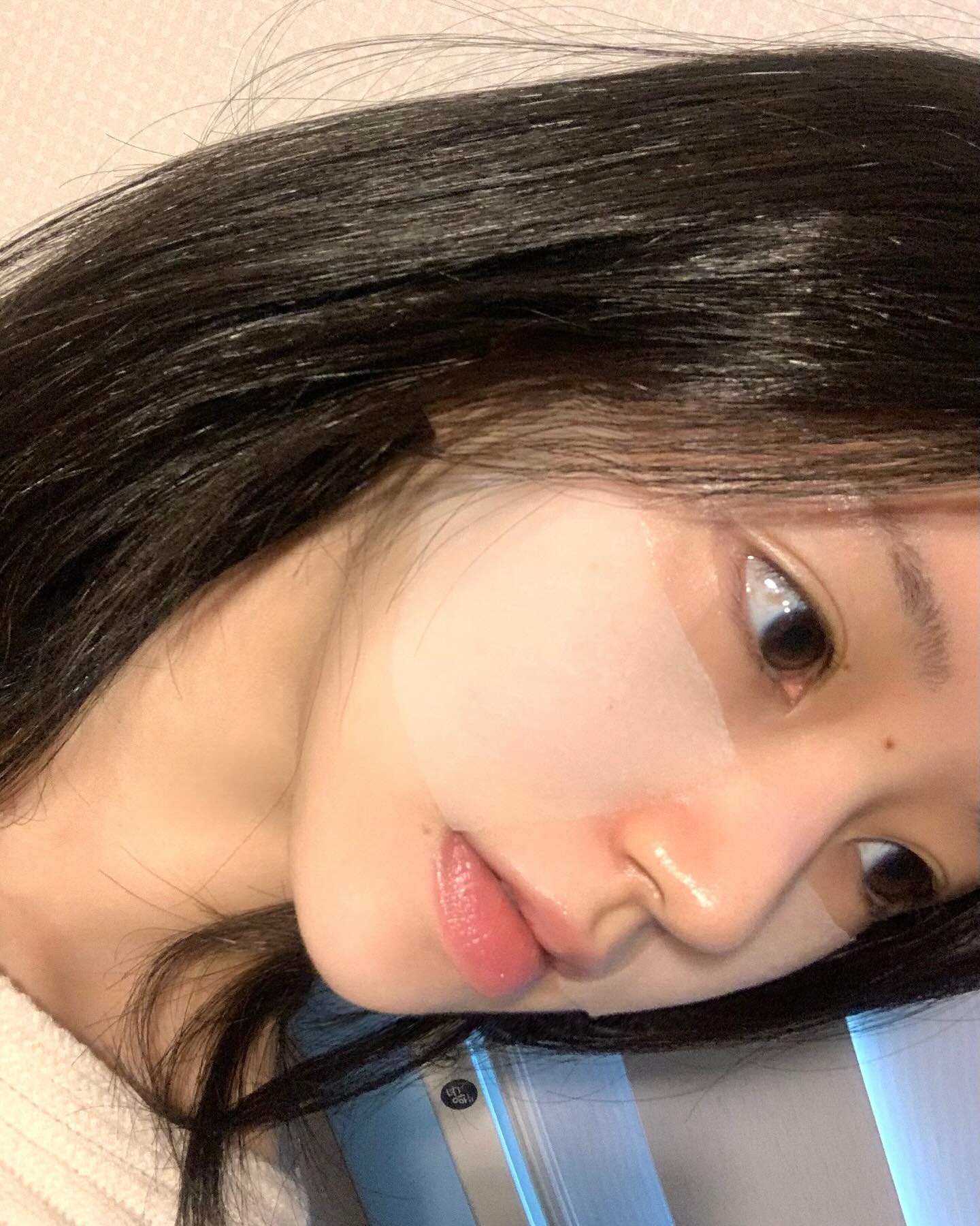 요즘 내 맘에 쏙 들어온 손유나클리닉의 코스메틱 #캣치바이손유나 기초라인..💛

날씨가 갑자기 추워지면서 공기가 많이 건조해졌는데
이럴때일수록 피부 수분감 꽉 잡아줘야 하는거 다들 알죠..?🥹

이번에 첫 출시한 프리미엄 기초 라인 #캣치영리쥬브네이팅 3종 제품 엄마랑 같이 사용중인데
아침에 일어나면 피부톤이 더 밝아져 있다구
엄마가 더 만족하는 제품이예요...ㅎ
(저는 건성, 엄마는 지성인데도 둘 다 너무 잘 맞더라구요)

이번에 연말선물로 #캣치영 한세트 더 사드릴까 고민중...🫶🏻💗
