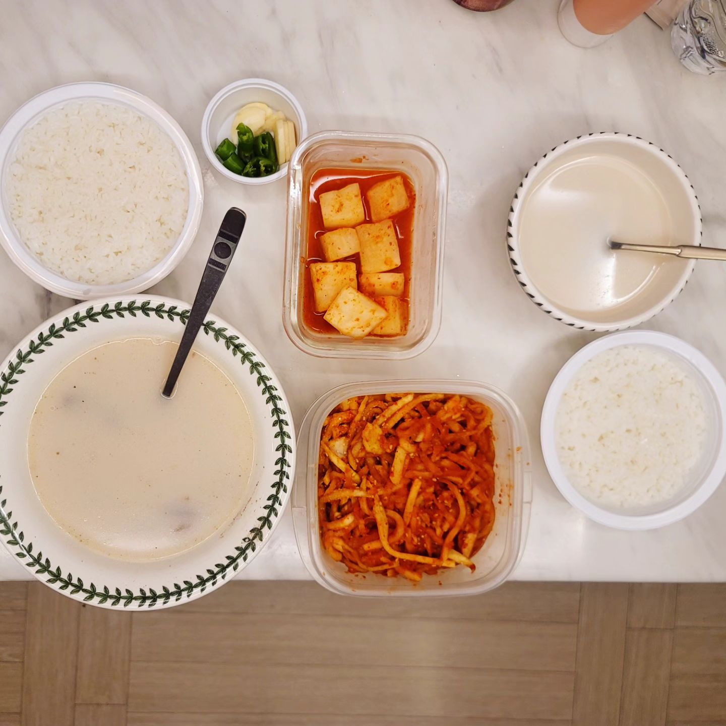 #협찬

날이 추워져서 뜨끈한 국물이 땡기는!요즘
간편하게 데워서 금방 먹을 수 있는
국제식품 간편식 한우곰탕 한우곰국
국내산 한우가 들어있어서 국물도예술👍
뜨끈하게 아주 기가막히게 잘 먹었습니다😃

100%한우로 만든 한우곰탕 겨울보양식이쥬
국제식품 인터넷쇼핑몰에서 구입시
신규회원 혜택(적립금 3.000원,무료배송 쿠폰)

#협찬 #국제식품 #즉석국 #즉석탕 #간편식 #간편조리식 #한우곰탕 #한우곰국 #초원농원 #겨울철별미 #한우사골 #국내산한우 #국물요리 #곰탕 #곰국 #사골국물 #사골육수 #사골곰탕 #집밥