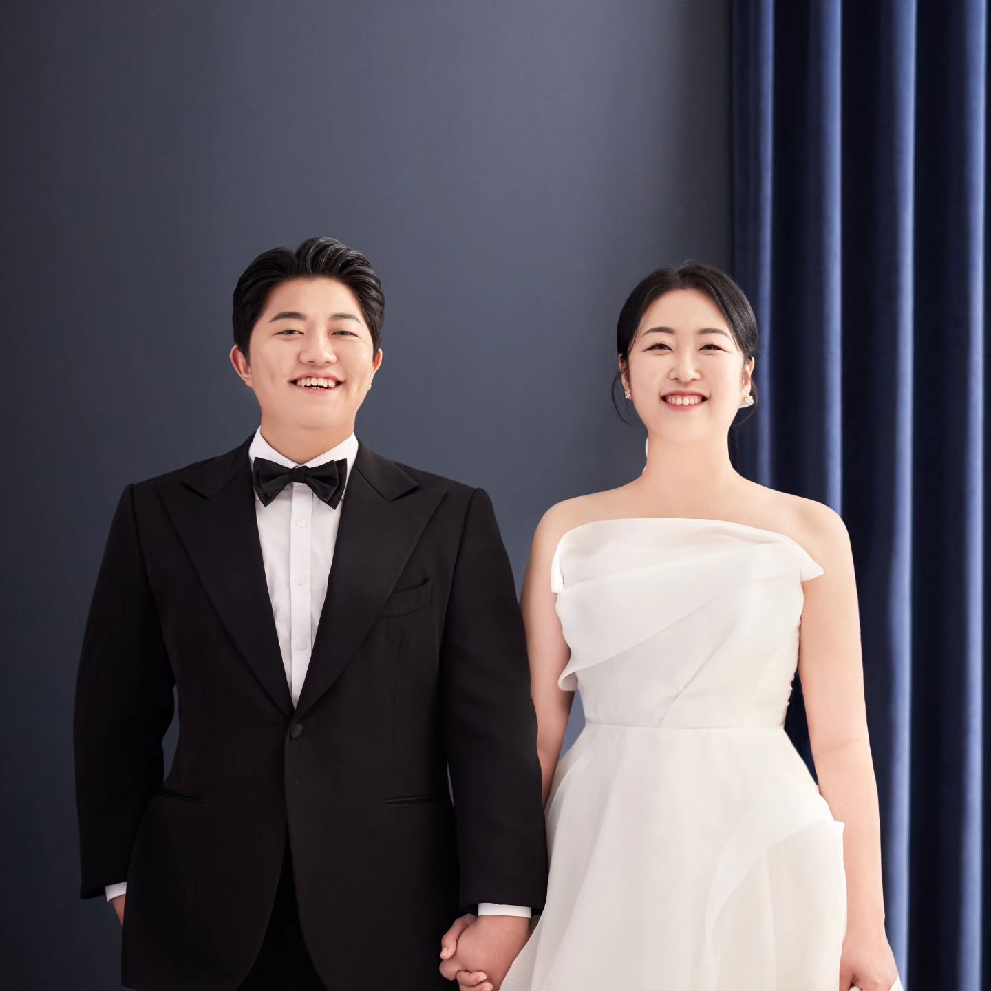 D-33 💍
24년3월17일 12시 K웨딩홀 4층 단독홀 

 🤵❤️👰
허현영 양혜민 결혼합니다!

모바일청첩장이 늦어져 이렇게라도 소식 남깁니다. ✨️

24년03월17일, 저희 두 사람이 오랜 기다림 끝에 평생을 함께하며 같이 걸어가게 되었습니다. 
부디 저희의 결혼 소식이 여러분들의 마음에 불편함이 아닌 기쁜 소식이 되길 바라며 귀한 발걸음, 귀한 시간 내어 주시어 저희 앞날을 축하해 주신다면 그 마음 평생 잊지 않고 축복과 감사에 보답하며 바르게 살아가겠습니다.

저희 둘의 결혼을 축하해 주시는 모든 분들께 진심으로 감사합니다. 예쁘게 잘 살겠습니다.

일시 : 2024년 03월 17일 일요일 12시 
장소 : K웨딩홀, 4층 단독홀