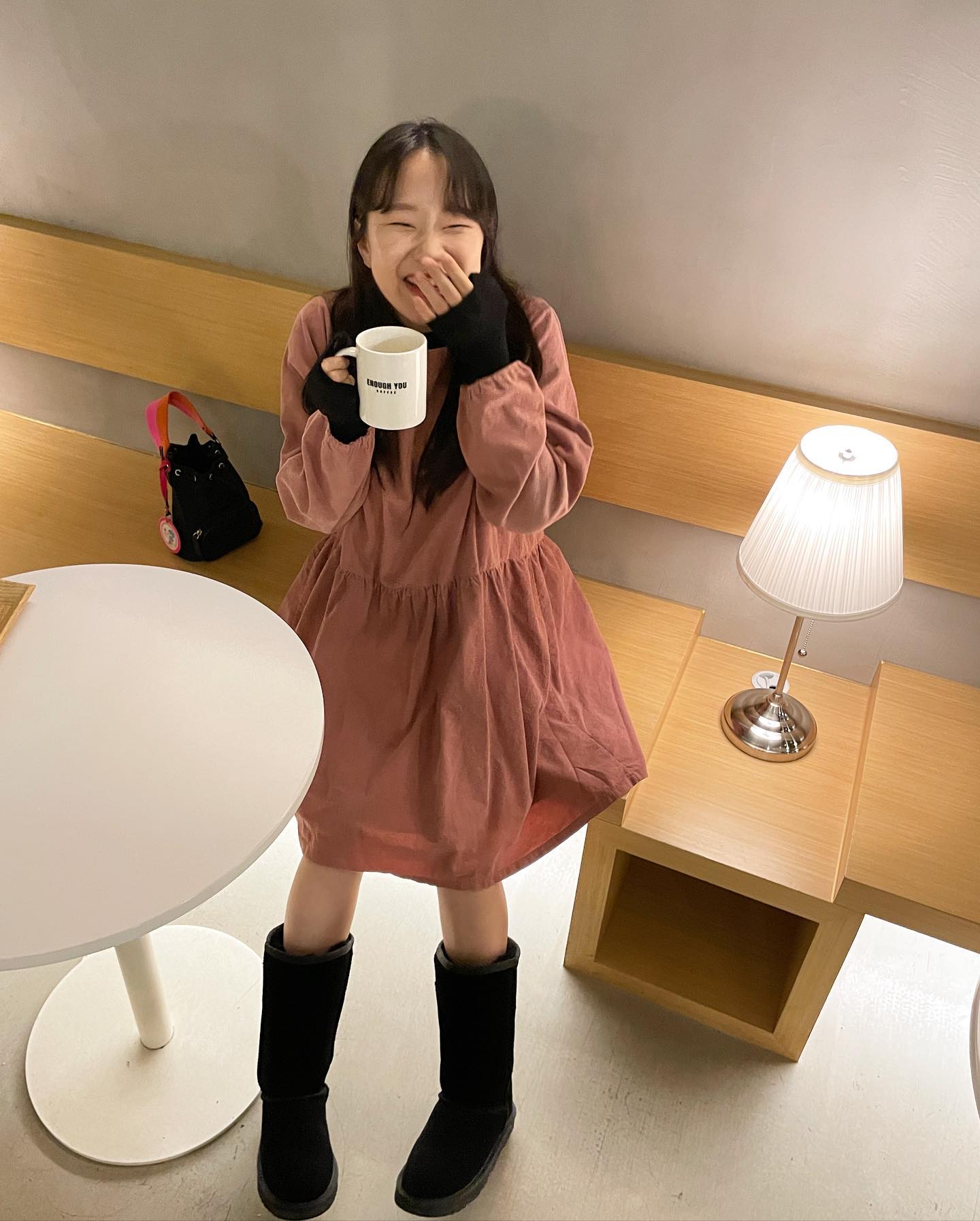 재신이가 놀아주는 주말 넘 좋앙🫰🏻🤎
요즘 내 다리 지켜주는 어그도 넘 따숩고〰️🖤
새언니한테 물려받은 임부복도 넘 귀여웟💖