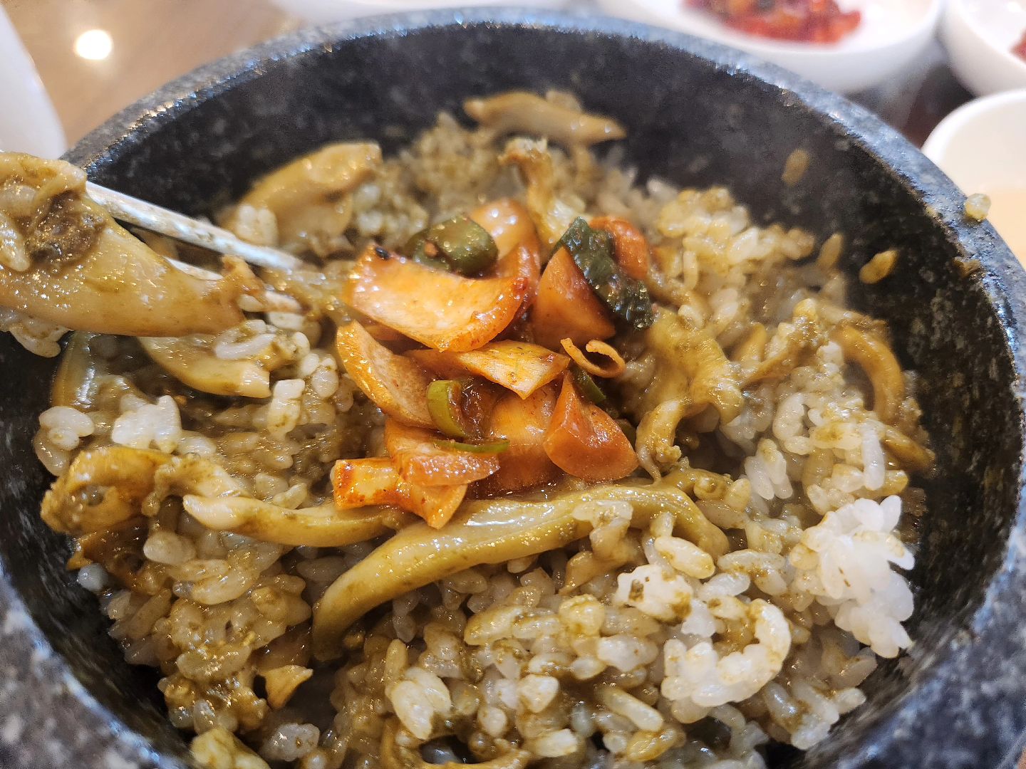 <제주> #그옛맛 #삼도일동

🍚 전복 돌솥밥 (1.6)

스스로 간을 조절할 수 있을 뿐만 아니라 마무리 숭늉도 아주 좋습니다. 먹고나서도 속이 편한 음식이었습니다. 개인적으로 제주도 두번째 전복돌솥밥인데 여기가 일단은 1등이네요ㅎㅎㅎ

#전복돌솥밥 #삼도일동맛집 #삼도일동맛집추천 #제주시내맛집 #제주시내 #제주시내가볼만한곳 #제주내돈내산 #먹스타그램 #현지식 #첫줄 #먹팔 #먹팔맞팔