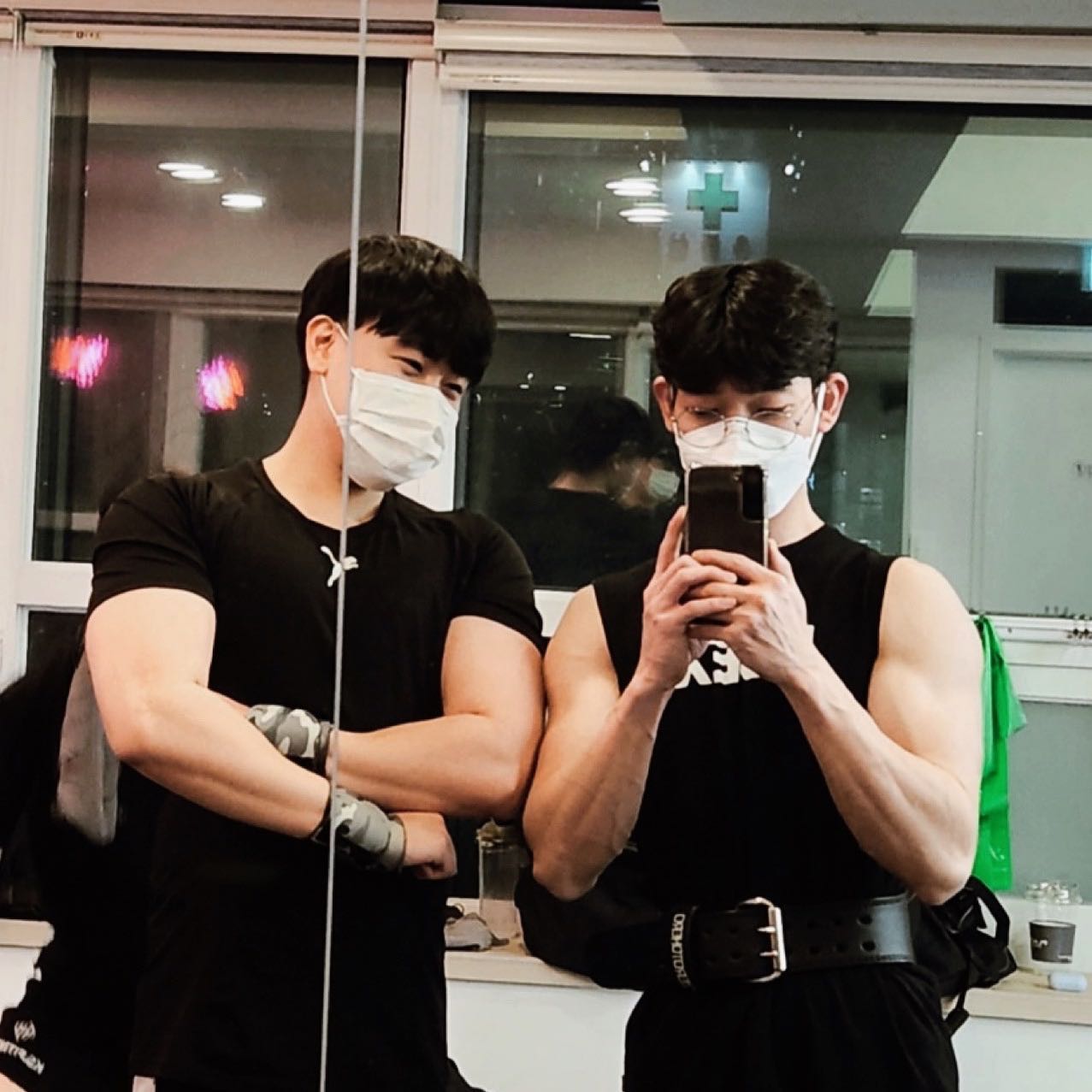 #오운완 
#파트너운동 
#등 #이두 

와 오늘 정말 오랜만에 파트너운동을 했어요😆😆😆😆

늘 파트너운동을 갈망하면서 홀로 쇠질을 해왔는데

우연치 않게 같은 센터를 다니시는 health_jiung8475 님을 알게 되어서 참지 못하고 파트너 운동 조져버렸습니다🔥🔥🔥🔥

흔쾌히 파트너 운동에 응해주신 웅이님 정말 감사드립니다🙇‍♀️

오늘 너무 많은 운동 팁과 간만에 느껴보는 턱끝까지 숨이 차오르는 이 짜릿함 너무 행복했습니다🤣🤣🤣🤣

오늘 볼륨감 엄청나서 제가 그간 해오던 운동들은 애들 장난이었구나 라고 큰 깨달음과 함께 역시 상급자분들은 다르구나 라는 걸 다시 한번 느꼈습니다👏👏👏👏

아직도 감탄사 절로 나올 정도 입니다😂😂😂😂

웅이님 정말 감사드리며 오늘 최고로 즐거웠습니다👍👍👍👍👍