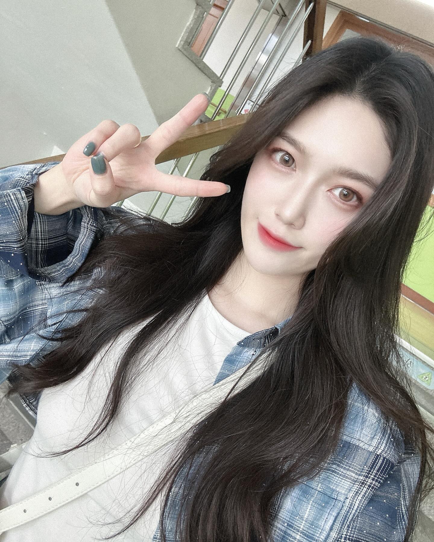 루아 학교가면 애들이 루아이모다 하면서 인사해주고
루아는 엄마올때 착장 지정해주곸ㅋㅋㅋㅋㅋㅋ
젤 젊고 예쁘다고 애들이 말해주면 음마 뿌듯 - 🌝
학기마다 하는 학부모상담도 방과후 참관수업도
가서 있어줄 수 있어서 좋고 루아가 좋아하니 좋댜
역시 엄마들은 시간이많아야대 ㅠㅠㅠㅠㅠ얼집유치원때 못한거 지금 다 하는즁 💛💛 얘드라 건강하고 착하게만 커라 착하게만