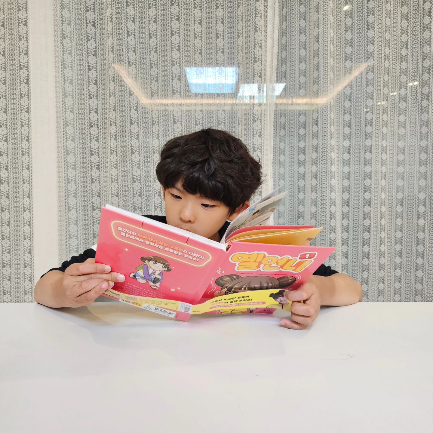 #아울북서포터즈 

어린이들의 취향을 저격하는 숏폼 챌린지 열풍의 주인공 옐언니!
유튜브 채널 412만, 틱톡 1400만, 인스타그램 42만 구독자를 보유한 인기 크리에이터인데용

초등학생들의 일상을 담은 콘텐츠를 가지고 우리나라 아이들 공감 1순위 채널이 되었다고해요!

하원이가 푹빠진 『옐언니』는 옐언니 유튜브 컨텐츠를 코믹북으로 출판한 건데요
컨텐츠 중 가장 흥미로운 내용을 학교생활과 더욱 밀접한 에피소드로 재구성한 책이에요❤️

특히 신학기 새친구를 만나기 전 걱정이 많은 친구들에게
실질적인 조언들이 가득해서 지금 읽기 딱인 옐언니!
신학기 학교생활과 교우관계에 대한 꿀 팁이 가득💜

2학년을 앞 둔 하원이도 완전 재미있게 읽었답니당

#옐언니 #샌드박스네트워크 #잼민의사랑 #크리에이터 #옐린이 #초등코믹북 #학교생활 #아울북