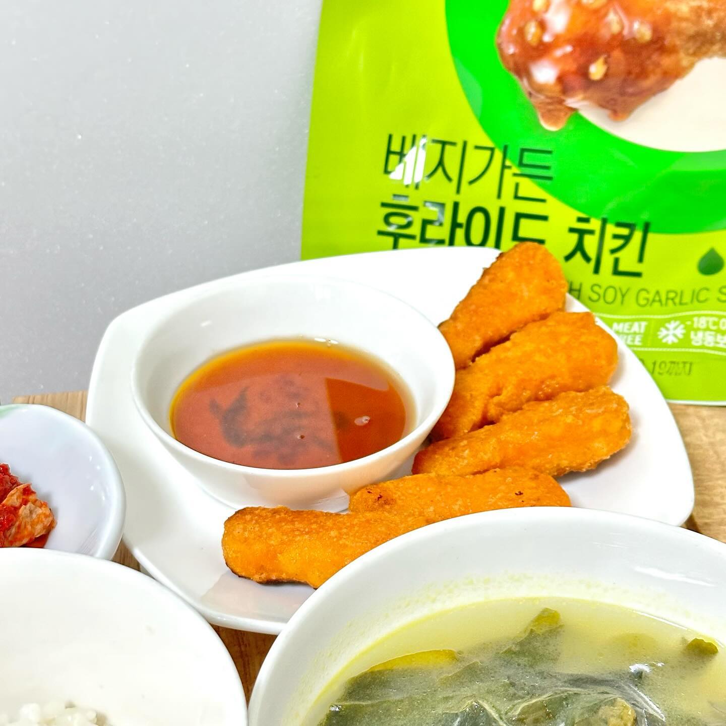 #협찬 

🌟 비건이 이렇게 맛있어도 돼?! 🌟

농심에서 나온 베지가든 후라이드치킨을 먹어볼 기회가 생겨서 직접 왕창 먹어보고 후기를 남겨봅니댜 😎 농심에서 나온거라 신뢰하고 먹을 수 있었네요 ~ 다음은 제가 직접 먹어보고 솔직하게 적은 후기입니다 ! 

✔️ 만족했던 점 ✔️ 
비건이라는 사실이 믿기지 않을 정도로 안에 살코기처럼 꽉 차 있고 엄청 부드러우면서 겉은 바삭해서 너무 맛있게 먹었어요 ! 겉바속촉 그자체 👍 비건은 건강한 맛이다라는 편견을 깨준 식품이였고 종종 어떤 제품들은 조리법에 따라 맛이 달라지곤 하는데 이건 프라이팬에 구워도 에어프라이어에 구워도 동일한 맛으로 어떤 조리법으로 해먹어도 맛있었습니다 ! 

✔️ 아쉬웠던 점 ✔️
로켓프레시 제품이라 배송도 매우 빨랐고 맛도 너무 만족스러워서 아쉬운 부분은 없었지만 굳이 골라보자하면 한 봉지에 10-11조각으로 한 봉지로는 감칠맛이…! 그렇기 때문에 두봉지 이상 구매하시는 것을 추천합니다 🤣

🌀 요약정리 🌀
- 반찬으로도 안주로도 찰떡이고 비건임에도 너무 맛있음 (겉바속촉)
- 어떤 조리법으로 해도 다 맛있음 
- 두 봉지 이상은 사야지 안 그럼 감칠맛남 ㅋㅅㅋ 

#농심 #베지가든 #비건음식 #비건식품 #후라이드치킨 #비건 #치킨에어프라이어 #크리스피치킨 #비건요리