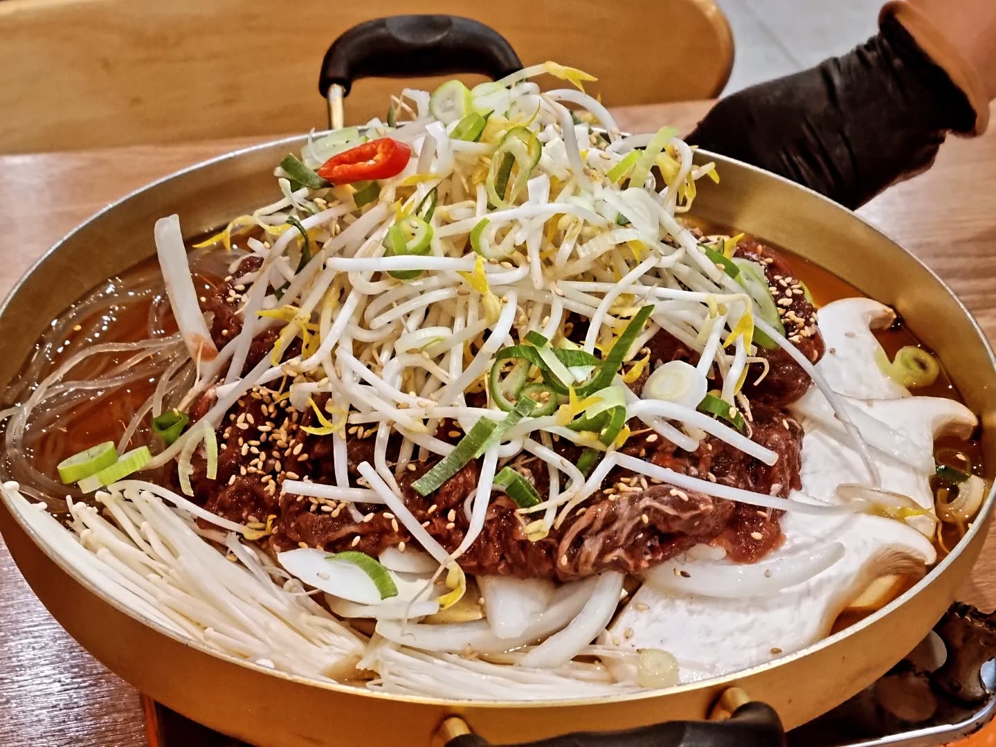 #협찬

육전냉면이 유명한 교동면옥
거기에다 가마솥에 끓여서 깊은맛이 느껴지는 한우곰탕과 꼬리곰탕도 맛볼 수 있는 곳이에요

아이가 좋아하는 부드러운 갈비살의 갈비탕도 굿~
감칠맛 일품인 밥도둑, 술 안주로도 좋은 갈비찜도 맛있어요

2+1 이벤트 중인 불고기도 푸짐한 양에 단짠 국물까지 온 가족이 맛있게 맛볼 수 있는 곳!

📍교동면옥 부산명지점
🏠부산시 강서구 명지국제11로 72 
⏰️10:30 ~ 21:00

#부산명지맛집 #명지밥집 #명지갈비탕 #교동면옥 #명지맛집 #가족외식 #명지외식 #리뷰노트