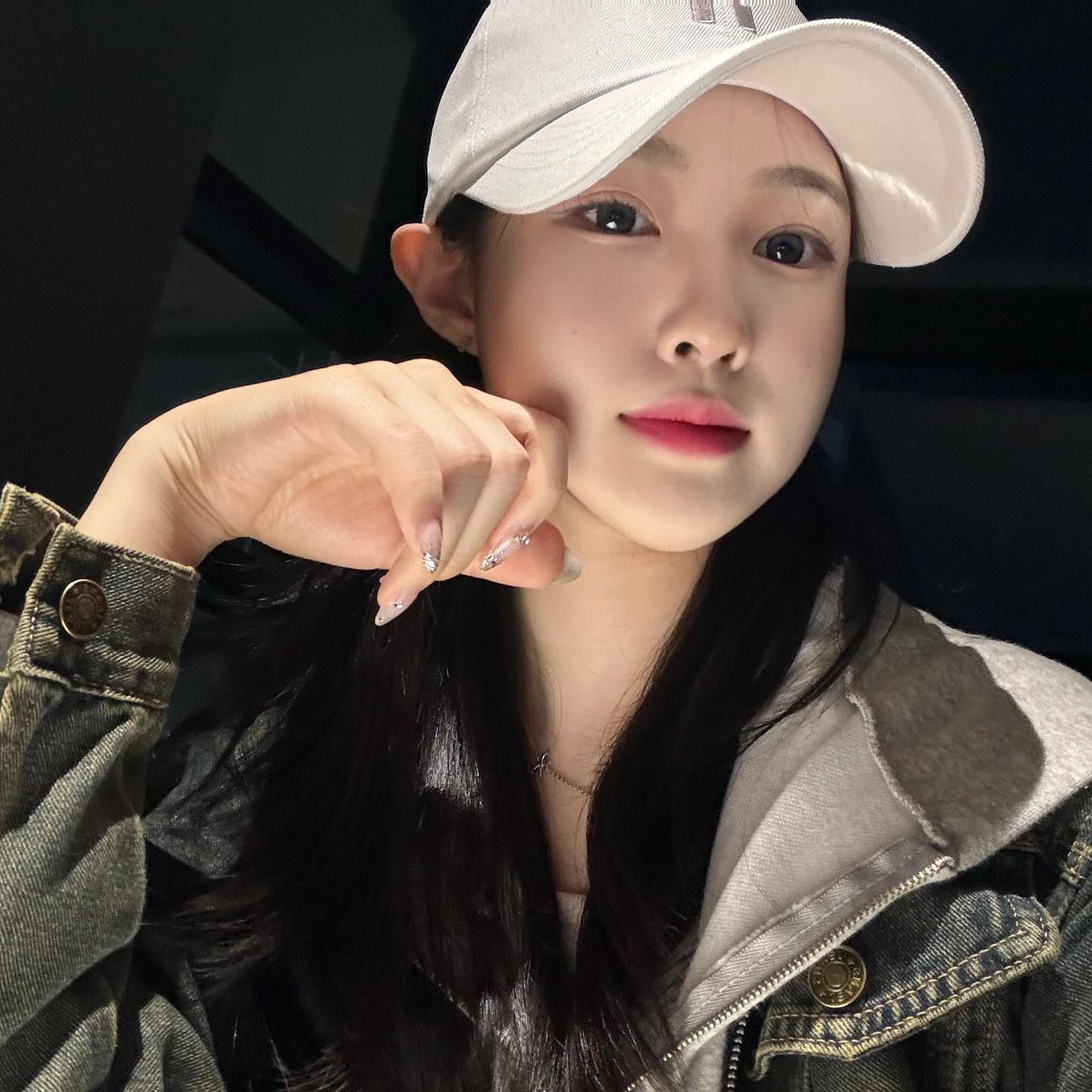 중간고사 기간 대학생에게 볼캡은 필쑤,,🤍

tuttodime.official 어느 코디에든 잘 어울리는 투또디메 시그니처 볼캡🫶🏻

핏도 예쁘고 얼굴도 작아보이게 해주는 거 같아서 요즘 자주 쓰고 있는 볼캡이에용🧢!! 깔끔한 로고와 디자인 덕분에 예쁘면서도 부담없이 착용 가능하답니당,,✨
_
#투또디메 #tuttodime #모자추천 #오오티디 #소두볼캡 #ootd #오늘의코디 #볼캡추천 #흰색볼캡 #볼캡코디 #봄코디 #청자켓코디