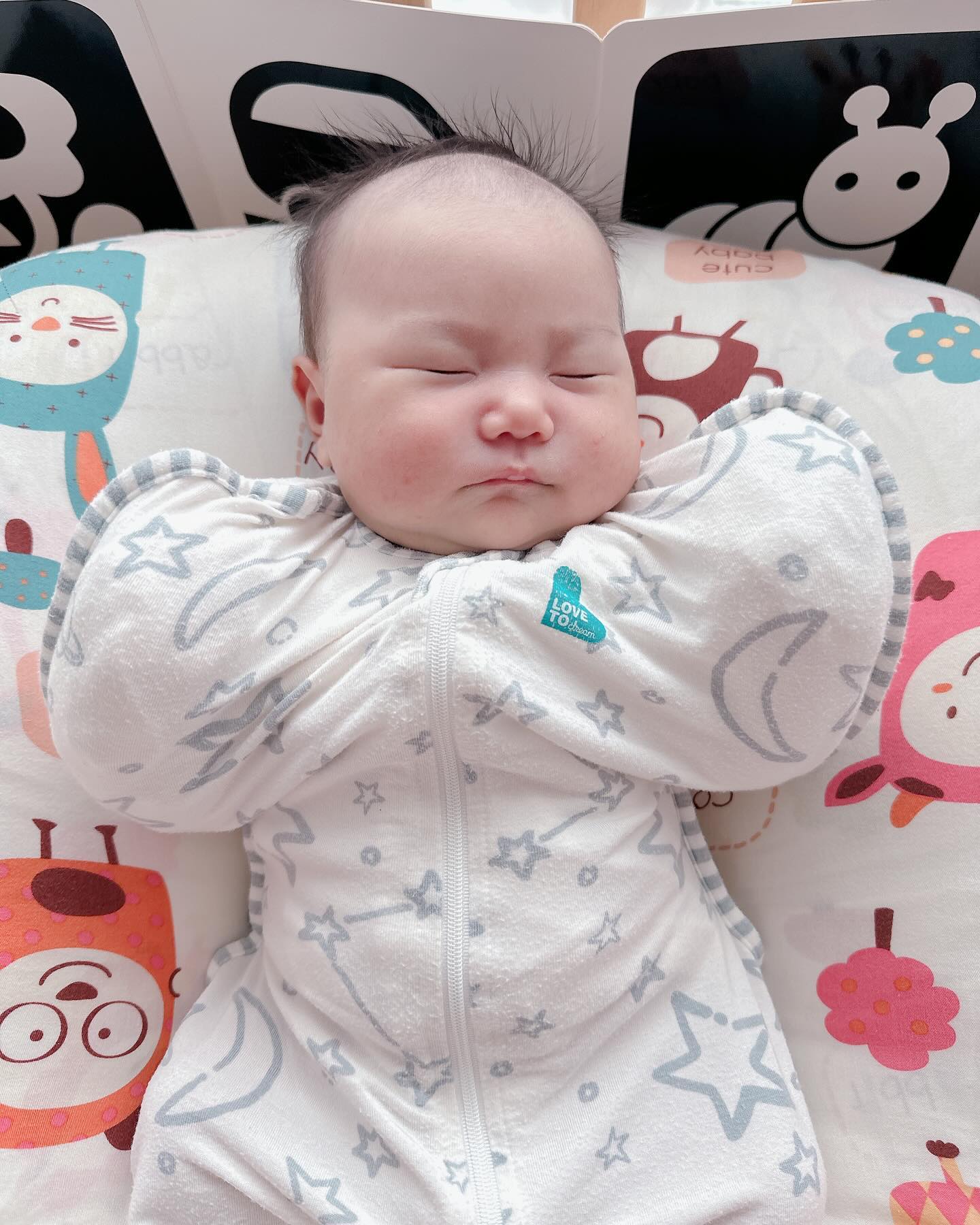 3/16 이솔 태어난지 한 달,
점점 더 커가고 있는 이쏠♥️
잘 먹고 살도 엄청 오르는중🥰
5키로 임박 4.8kg 이솔공주🫶🏻
저녁 9시 넘어서 잠들어서 새벽2시까지 푹 슬립
그 뒤로 두시간 간격 기저귀갈고 맘마타임
이 또한 감사함다 감사해… 🫡
잃어버린줄 알았던 식욕이 빵으로 찾아옴
에그타르트 케익 커피 이런것만 생각나네
다 뿌셔버리고싶댜..눈감으면 빵만생각남 빵순이🤔
날 밝으면 뿌시겠습니댜 달달한게 땡기는구료
#인생한달차#낑뿡공주#두찌맘