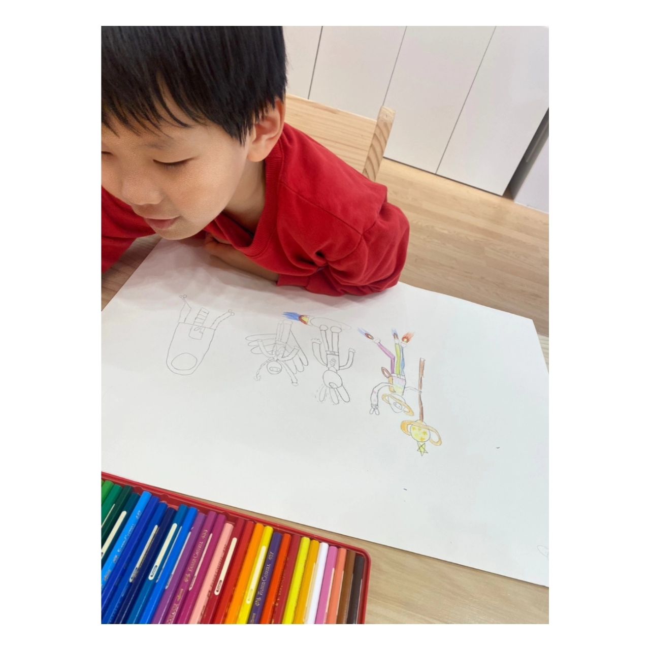 #내새끼김현#아트앤하트#아트앤하트곡반정하늘채더퍼스트 
ㅡ주2회첫수업시작!!
ㅡ하루는드로잉으로하루는정규프로그램으로!ㅎㅎ
ㅡ드로잉워크북은단순히주어진주제를바로그리는게아니라
ㅡ주제에대해자기생각을정리해보고
ㅡ드로잉을이어가도록트레이닝하는작업이라고한다!!
ㅡ선택한첫번째주제는<우주선에누가타고왔을까?여기는어디일까?>
ㅡ현이의상상에서그려진네손이우주인,톱우주인,토성우주인ㅋㅋㅋㅋㅋㅋ
ㅡ스키비디토일렛에서파생된것같지만..엣헴ㅋㅋㅋㅋ아무렴어떠하리ㅋㅋ
ㅡ타공지뒤에조명을넣어우주느낌이물씬!!낚시줄로이어놓으니역동성도있네ㅎ
ㅡ그간현이의드로잉은선을깔끔하게긋지않고
ㅡ가시선을쓰는게딱드러났던시간ㅋㅋㅋㅋ
ㅡ원장님께서바로캐치해주시고함께개선하도록격려해주시겠다고♥︎
ㅡ현이도나도너어어무만족중인미술시간:)
.
ㅡ오늘은계단에앉아중간고사공부를했닼ㅋㅋㅋ호호
ㅡ한시간순삭>ㅅ<