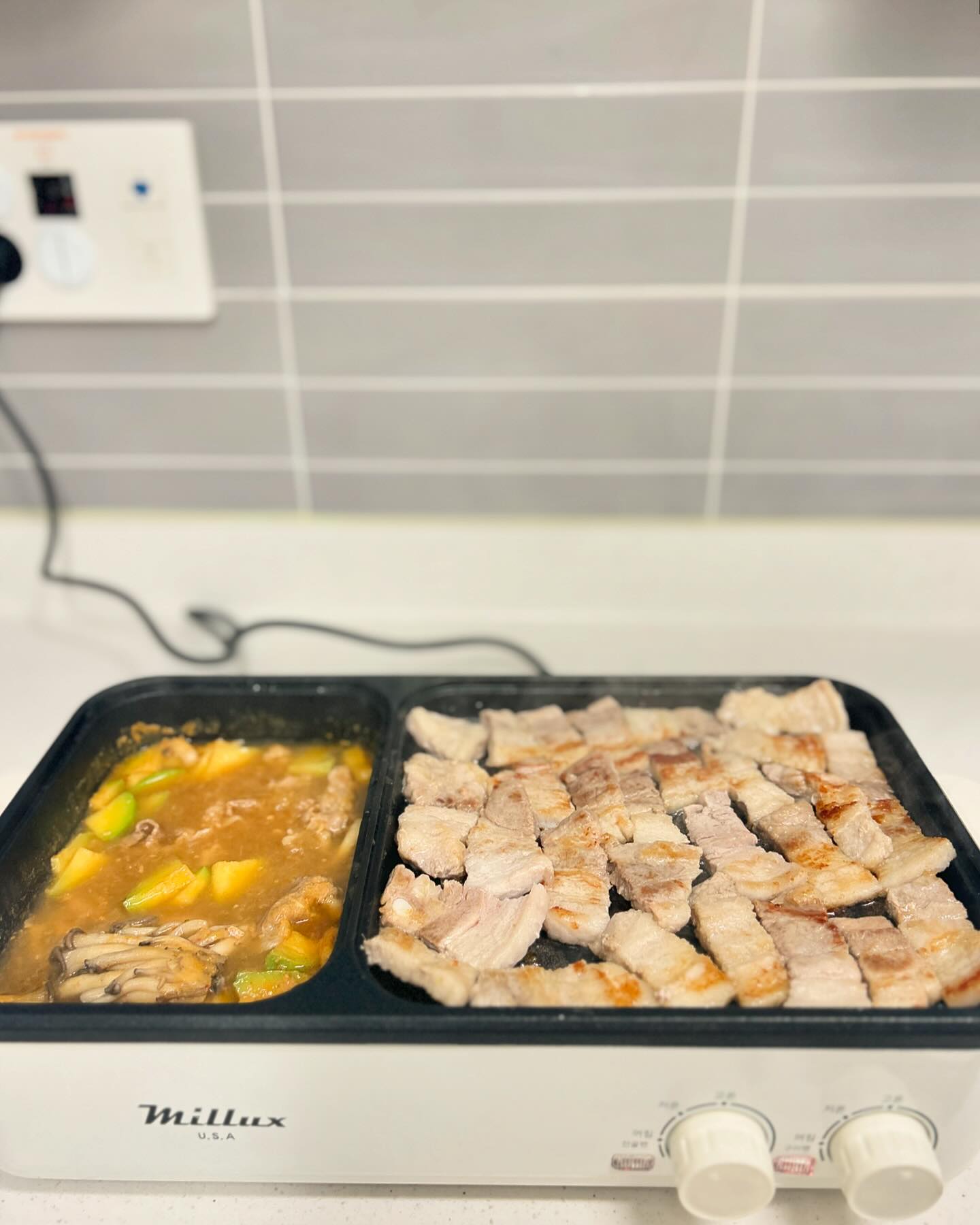 #광고 

밀룩스 멀티그릴! 
삼겹살에 된찌 먹고플 땐 
밀룩스의 2 in 1 멀티그릴이면 
문제 없네요! 

2개의 불판으로 구이와 전골 찌개 등 멀티 쿠킹 가능해요! 
넌스틱 코팅으로 간편한 세척 가능하고! 
220V 분리형 코드로 간편하고 안전하게 사용 할 수 있어 좋아요!

블랑블랙 서포터즈로 활동 중인데! 
실용적인 제품 많이 보여드릴게요😀

조리 후 밀룩스 멀티그릴을 바로 식탁에 두니
맛있는 삼겹이랑 된찌를 따뜻하게 먹을 수 있어 넘 만족하며 
사용 중입니다! 

맛있는 된찌, 삼겹이 먹으러 춍춍😋

𝓣𝓱𝓪𝓷𝓴 𝔂𝓸𝓾 _blancblack_ 

#밀룩스 #밀룩스멀티그릴 #캠핑템 #고기먹고된찌먹기딱 
#블랑블랙서포터즈3기