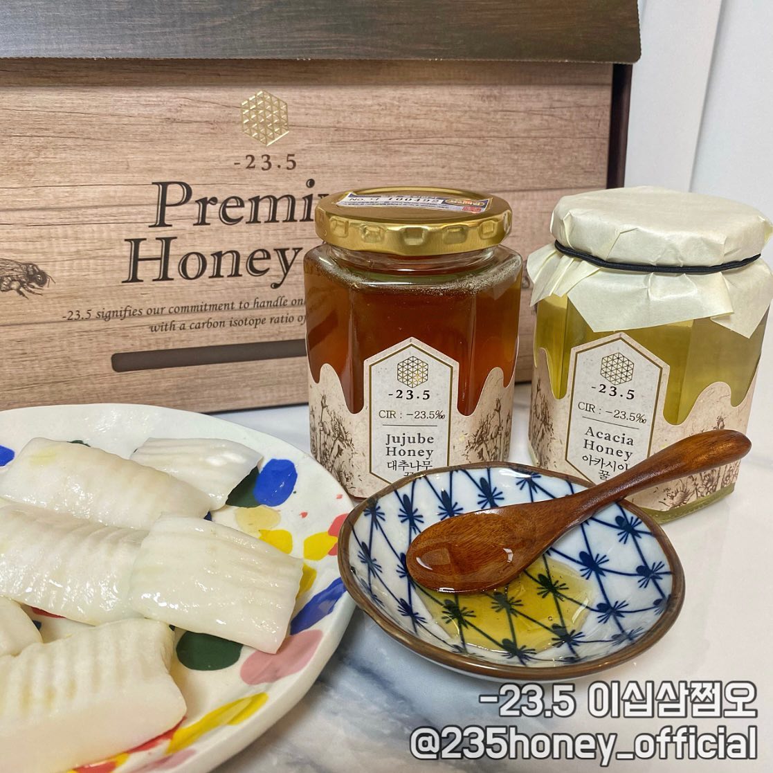 #협찬 #이십삼쩜오 #꿀추천
안녕하세요:) 오늘은 -23.5에서 나온 
따끈따끈한 신제품 벌통선물세트를 들고왔어요! 🍯🍯
딱 택배를 개봉하자 디테일한 포장박스에 너무 놀랐는데요~!
벌통지붕과 나뭇결 무늬에 벌집에 
열심히 꿀을 모으는 꿀벌 삽화까지😆
받자마자 너무 기분이 좋더라구요❤️

-23.5에서 나온 꿀은 사양벌꿀이 아닌
오직 탄소동위원소비 -23.5 이하의 
최고 등급의 100% 프리미엄꿀만 취급👍🏻
구성도 가장 대중적인 아카시아꿀부터, 
특수밀원 꿀인 대추나무꿀
그리고 진한 꽃향기가 특징인 때죽나무꿀까지 
귀하디 귀한 꿀들로만 구성되어있어서 좋더라구요~! 😆
피곤할때 달달하니 따뜻한 물에 타서 먹어도 좋고
집에 절편이나 가래떡을 꿀에 찍어먹으니 너무 맛있더라구요~!
특수한 꿀이라 맛이 호불호가 강할꺼라 생각했는데
익숙한 그 달달한 꿀맛이 맛더라구요😋😋

유통기한 길고 다양하게 활용할 수 있는
-23.5 프리미엄 벌통 선물세트 구경해보세요~!🍯🍯
❤️‍🔥 프리미엄 벌통 선물세트는 현재 한정수량으로 판매 중❤️‍🔥
오늘도 235honey_official 잘 먹었습니다.🙇🏻‍♀️