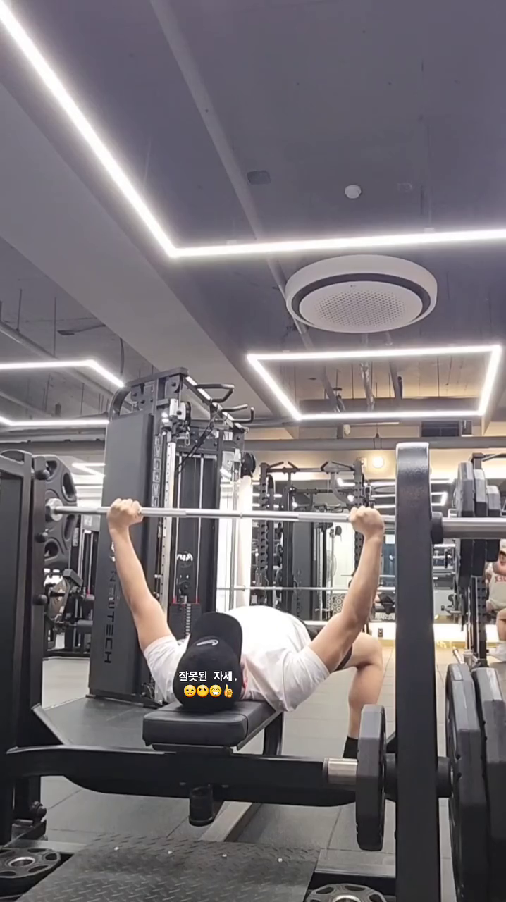 가슴만 하기.
쏘쏘한 하루.
.
.
.
사람은 잠이 보약입니다.
오늘 푹 자야겠습니다.
오늘도 많은 걸 한 거 같은데 짧은 느낌.
운동 열심히 올리겠습니다 ! 😶🙂😁👍.
.
.
.
벤치프레스  최대 80kg 
플라이?  40
인클라인 덤벨 9kg
로우 프레스? 밑가슴 35
각 3세트
.
.
.
피곤해