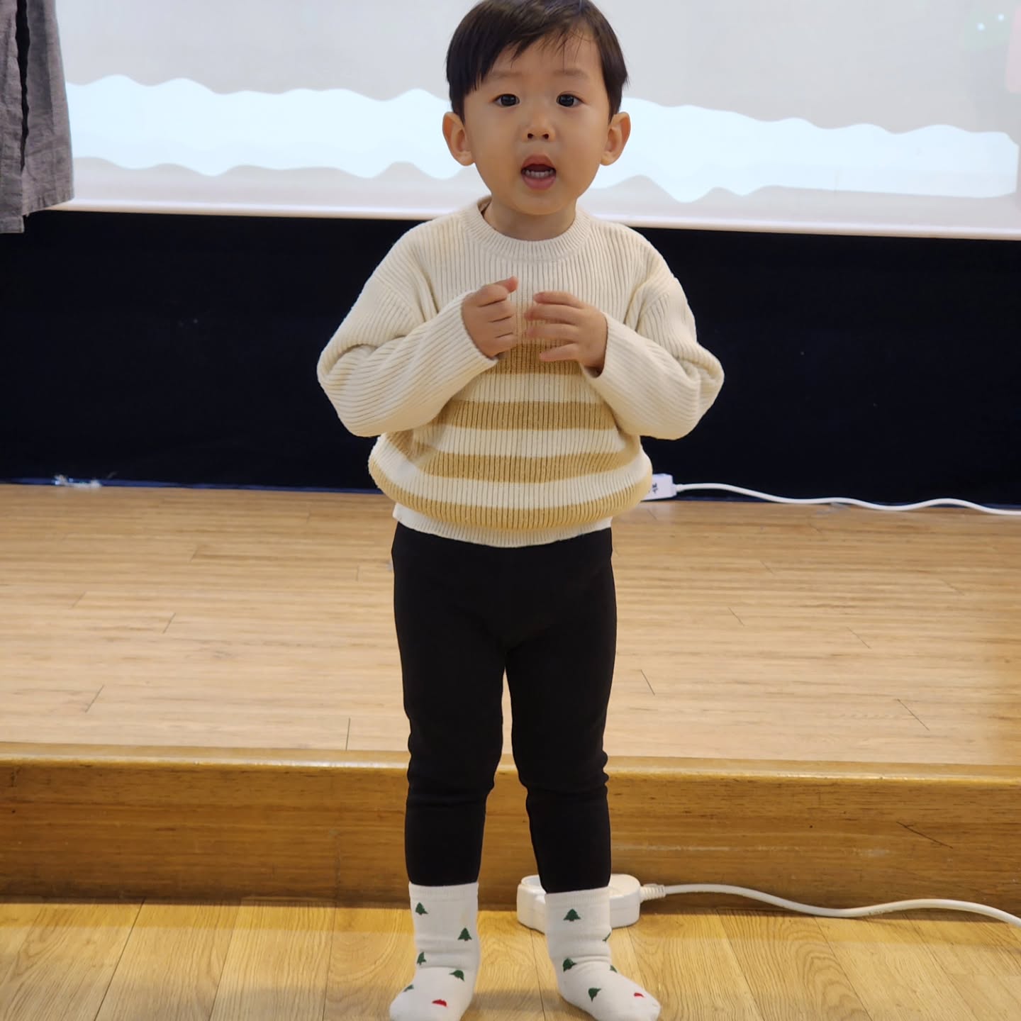 ❤️❤️❤️
.
슈가 돌때부터 처음 할렐루야교회 영아부 예배를 드렸다.
 4살에 유아부로 올라가고 드디어 본당예배 드리나했지만
쮸로인해 다시 영아부에 정착
그렇게  25년이면 영아부 7년차다 😆
.
슈때는 맨 뒤에서 예배만 드리고 돌아가기 바빴는데
쥬는 그런 엄마 아빠를  맨 앞자리로 끌고 나온 장본인이다.

하나님 아기들의 찬양과 율동에 얼마나 감동하실지 감히 상상이 안돼지만
아가들의 찬양과 율동에 함께 예배드리는 엄마아빠의.가슴이 벅찰때가 많다.

우리도 그렇게 아기로 인해 은혜받는구나 감사하며 예배드리는 부모중 하나다.

작년 아빠가 참여한 율동 공연을 보고 바로 그 다음주부터 예배인도찬양부터
모든 찬양과 율동을 선생님들과 앞에서 함께하고 있는 쮸

주님이 주신 멋진 변화와 달란트를 가지고 24년 한해 무럭 무럭 자라게 해주심
감사하는 마음으로
슈와 쥬와 마음을 모아 성탄절 행사에 찬양을 하게 되었다.

아기 예수님 탄생으로 기뻐하시는 하나님 마음 쥬가 알았는지
 1부 2부 예배 두번이나 해야 하는 
찬양인도와 특송이였는데도 
처음보는 2부 선생님들과 영아부 가족들 앞에서도 열정적으로 율동하고 찬양해주었다.

할렐루야교회에와서 가장 크게 얻은것
우리가족이 기도와 찬송하게 하심 일것이다.

아기 예수님의 탄생을 축하합니다.
사랑하는 자녀주심,
사랑하는 자녀의 모든 달란트,
그리고 우리가 아침마다 누리는
모든 안전한과 행복함과 부족하지않게 지켜주시는 모든것에
감사합니다 주님.

.
.
#할렐루야교회
#할렐루야영아부
#할렐루야교회뉴젠
#뉴젠영아부
#영아부박우주
#아멘아멘