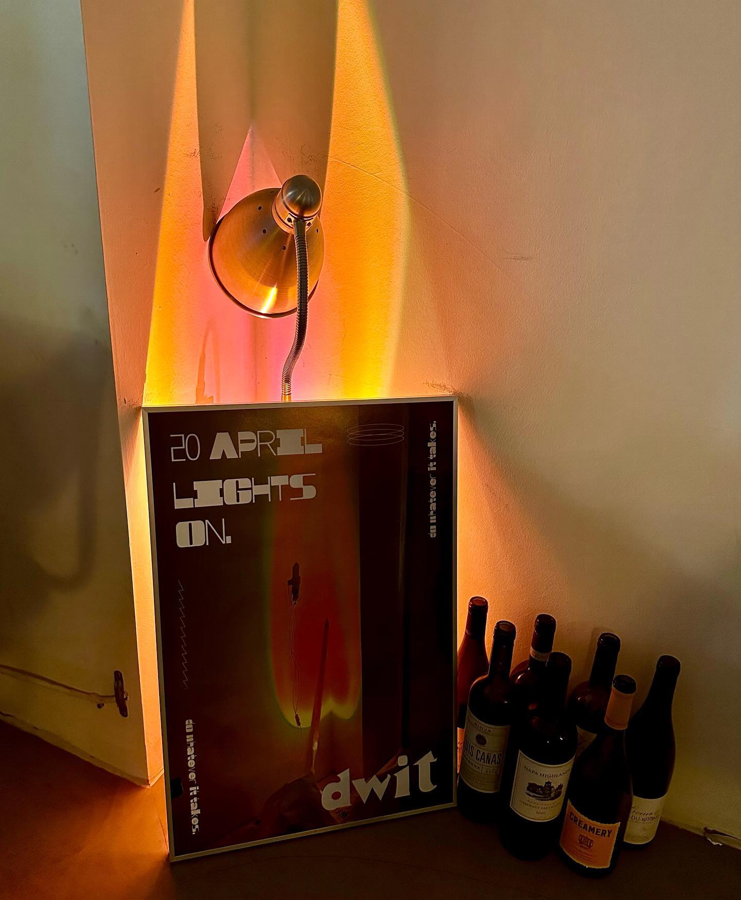 추석연휴 잘 보내셨죠? 긴 연휴속에서
저는 정자동 ,엠코해리츠 메인 스트릿에 있는  dwit_official  이라는 다이닝 와인바에 다녀왔어요.! 

☑️이곳에 특장점은 맛도 맛이지만 와인을 바틀로만 판매하는게 아니고, 
술찌들을 위한 글라스 잔으로도 
술을 판매 한답니다~ 

☑️ 가게에 분위기는 말할것도 없이 좋았구요~  식사 후 거리를 걷기에도 
너무 좋았아요 외국에 잠깐 나온 기분이 들었답니당~ 

인님들도 정자동에 가실일 있으심 
꼭 가보세용~~

📍내가시킨메뉴 

부라타샐러드
필리 카볼로 로쏘치킨 
라구 리키토니 
하우스와인 (화이트)

.
.
.
.
#정자동 #엠코해리츠 #다이닝 #와인바 #와인바추천 #맛집추천 #dwit #연휴 #일상 #좋아요테러반사