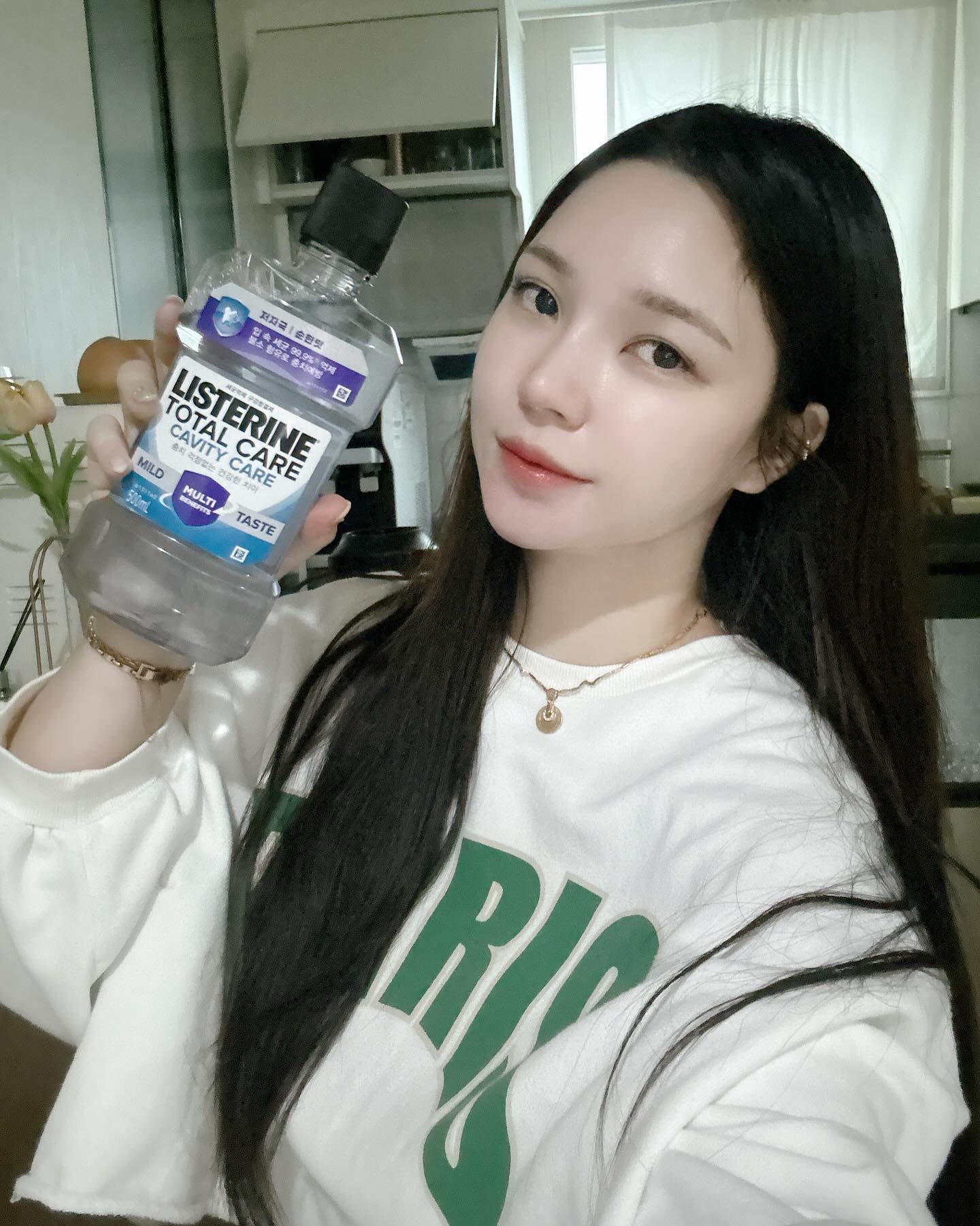 #광고
하루 3번 양치질을 해도
입 속 프라그와 세균이 남아있다는걸 보고나서
양치후에 리스테린 토탈케어 캐비티케어 마일드를
꼭 사용해주고 있는데요!

저자극 순한맛이라 데일리로 사용 가능하고
CPC 무첨가로 양치 직후에 사용해도 된답니다

치약 대비 7배* 강력한 충치예방 효과에
편안한 블랙아이스민트향이라
자극이 없어서 데일리로 사용해도 좋더라고요

양치 후 사용해주면
개운하면서 상쾌한 느낌 최고💙

네이버 공식몰이나 가까운 올리브영 매장에서
만나볼 수 있으니까 여러분도 사용해보세요!

7배* : 제품 상세페이지 참고

#리스테린 #토탈케어캐비티케어마일드 #신예은PICK #7배충치예방 #가글추천 #충치가글 #올리브영추천템 #에탄올무첨가 #구강청결제