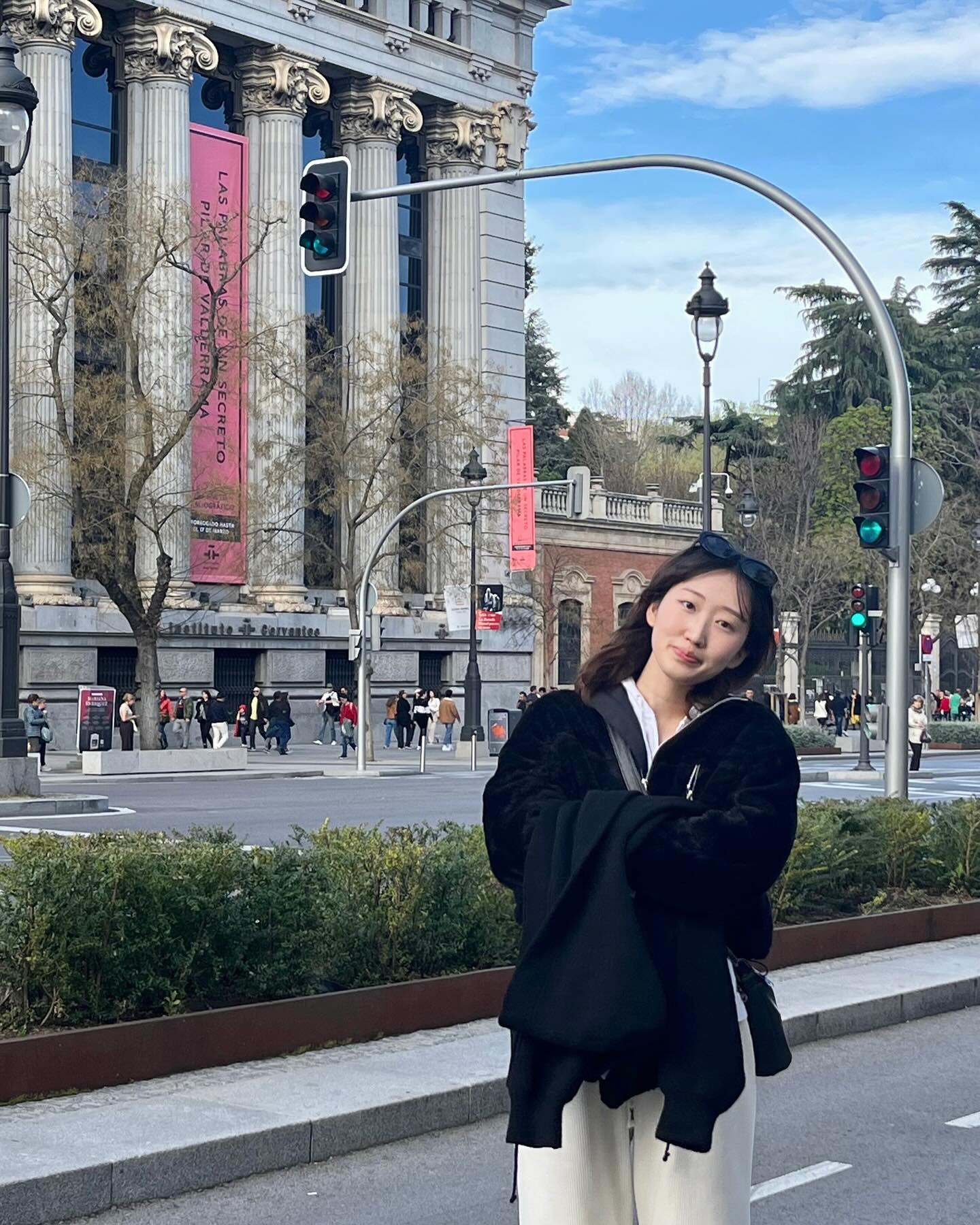 흐리다 했는데 날도 맑고 벚꽃도 보고 치케도 먹고 소확행 가득했던 날 ☀️🌸🧀