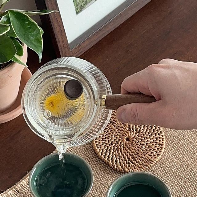 노뜨 I 집꾸미기•리빙•홈스타일링 on Instagram: "#협찬 #티이야기
요즘 커피 대신 차를 마시려고 노력 중이에요.
예쁘고 향긋한 꽃차를 마시면 마음도 차분해지고, 속도 편해서 좋더라구요.

저의 티타임을 함께하고 있는 티이야기 우드 핸들 티포트.
고급스럽고 감성 있는 디자인에 사이즈도 적당하고, 안정감 있는 우드 손잡이로 사용감도 편해서 자주 사용하고 있어요.
특히 필터 망이 유리로 된 깔끔한 디자인이라 보기에도 좋고, 세척도 간편해서 더 자주 사용하게 된답니다:)

예쁜 티포트가 생기니 다음엔 어떤 차를 담아 마실지 기분 좋은 고민을 하게 되고, 하루 중 여유 있는 힐링타임이 생겨서 정말 좋아요🍵🤎

🏷 @t.iyaki"