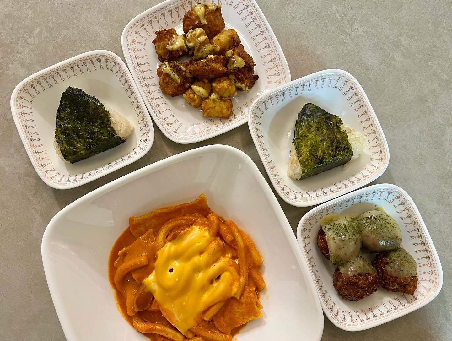 #협찬 #매탄동맛집 #수원맛집 #영통구청맛집 #매탄동분식 #수원분식 #영통구청분식 #삼각김밥맛집 #삼각김밥전문점 #강다짐 #강다짐수원영통구청점

간단하면서도 든든하고 맛있는 게 먹고 싶다면
19가지의 삼각김밥, 떡볶이, 면, 탕 종류도 다양한
삼각김밥 전문점 강다짐 수원영통구청점으로👋

로제 강떡볶이, 모짜렐라 매콤튀밥, 강치킨,
참치마요 삼각김밥, 매콤멸치 삼각김밥 세트인
강모듬 세트 주문했는데 정말 푸짐했다😊
음식 하나같이 맛있어 강다짐 단골 될 예정!

속 재료가 푸짐한 게 편의점 삼각김밥과는 비교불가!
가격도 착한 데다 국내산 최상급 쌀만을 사용한다니
영양만점 간편식사로 강다짐 삼각김밥 추천해요🍙

영통구청 맛집 강다짐 인정!