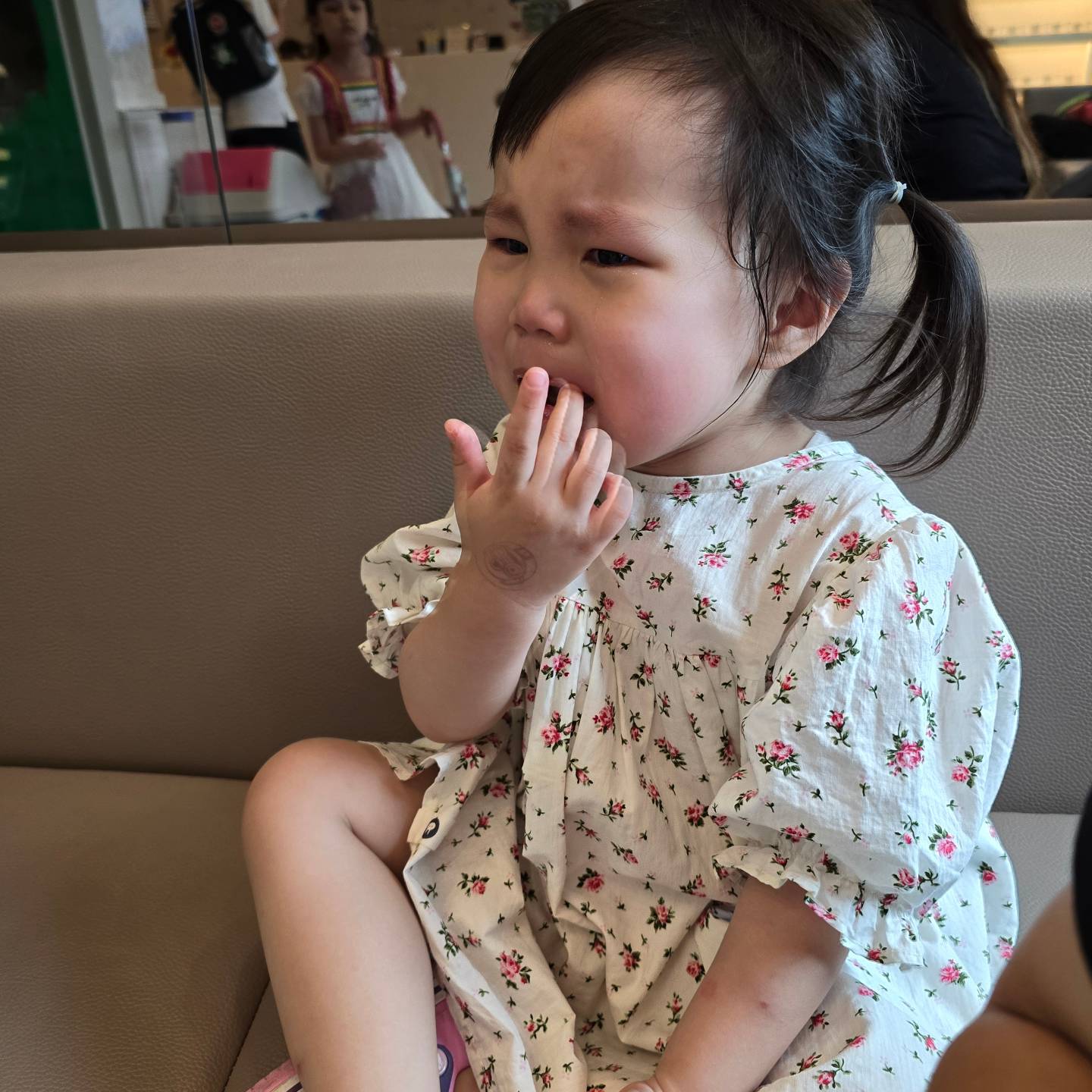 #병원투어

아침에 둘 보내고..정형외과가서 어깨주사맞고..
1시반 2호기 하원시켜서 소아과..
3시10분 1호기 데리고 집에와서
4시 1호,2호 데리고 치과행..

5시40분에 진료 보고 불소도포후 귀가중에
2호쉬마렵데서 다시병원가서 화장실갔다가...집으로..가는길...

뭐하나 쉽지않다ㅋㅋㅋ
2호..영검이였는데.충치14개실화냐?ㅋㅋㅋ
치료할정돈 아니지만 고위험군..
입에 밥물고있는 습관이 최악..
1호는 충치치료 23일부터 시작인데..
4개 씌우고..4개는 치료받고 홈메우기할것같다는데..
돈100은...우습게 깨지겠구나..ㅋㅋㅋ

가다잠드는 2호..안고가야하네..
어깨주사가 무슨소용이더냐ㅋ