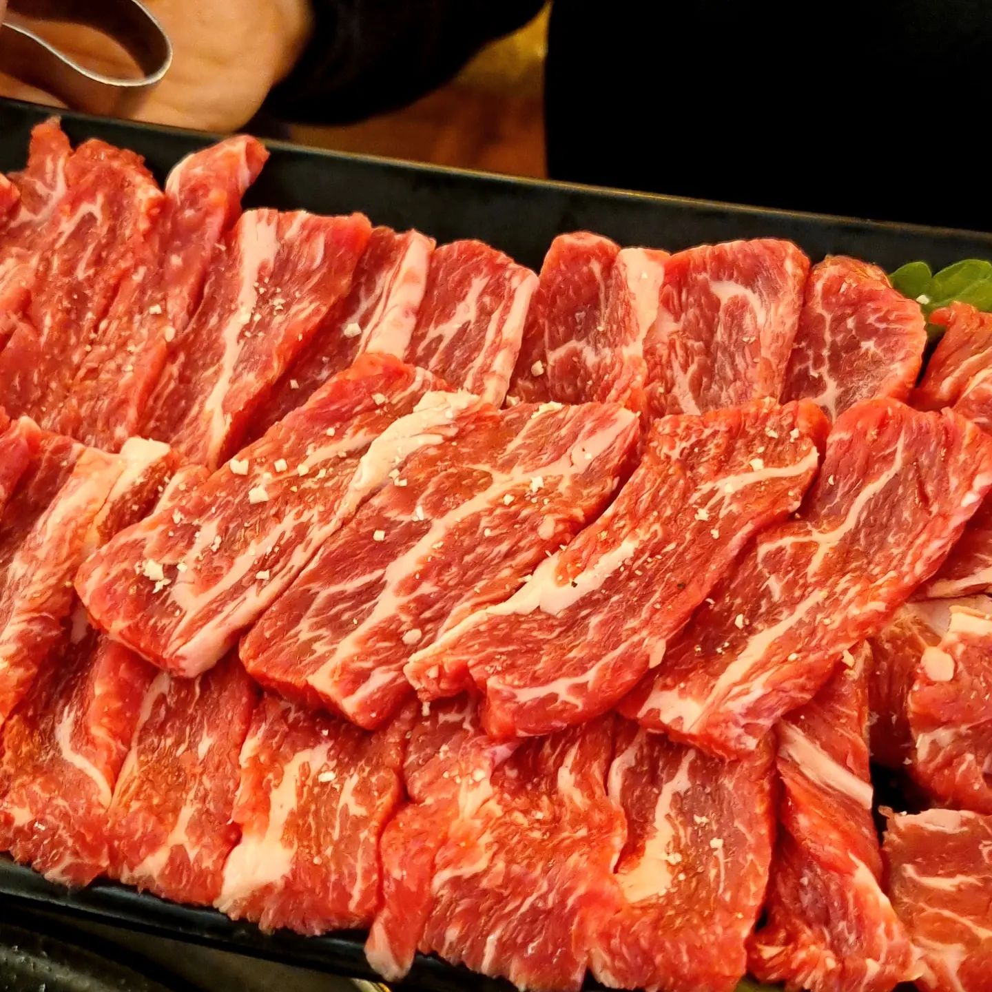 입에서 살살녹는 소고기 맛집🥩#모르겐고깃집 

소고기 반판 500g에 이렇게 풍성하게 나오는집이 어딨냐구요🙊✨️

우삼겹,살치살,갈비살 3단콤보
고기 질이 얼마나 좋은지 영롱한 빛깔에 반하고
씹을 필요도 없이 부드러운 식감에 감동하는 집

기본으로 주는 된찌에도 차돌,두부 아낌없이 들어가서 정말 맛있다구용

살얼음 동동 떠있는 시원한 물냉으로 싹 내려주는 것도 필수🩷

📍위치
서울 관악구 호암로26가길 18 1층

🕑영업시간
매일 11:00 ~ 23:00
브레이크타임 15:00 ~ 17:00
라스트오더 22:30

🍖메뉴
소고기 반판 60,000원
소고기 한판 90,000원
소+돼지 세트 69,000원

#쩝쩝이_관악#신림맛집#신림고기집#신림맛집추천#관악구맛집#관악맛집#소고기맛집#신림소고기맛집 #맞팔 #먹스타맞팔 #먹스타 #먹팔맞팔 #먹팔맞팔환영