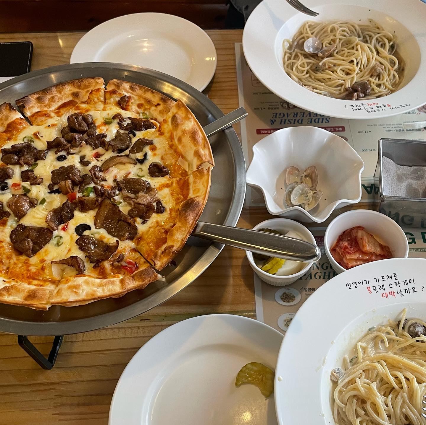 #봉대박 #대구서부정류장맛집 

친구오랜만에 만나는데 멀리 안가고 근처에서 보고 싶어서 찾아보다가 발견!! 봉대박은 추억의 맛집🩷 ㅎㅎ 대학교때 정말 자주 갔었는데 갑자기 가고 싶어져서 가자고 했다 ㅎㅎ 봉골레 스파게티는 봉대박이 최고인듯 !! 크림 불고기 봉골레를 먹었는데 매콤하면서 담백한 맛이 완전 맛있다!! 피자도 북성로 불고기 피자를 시켰는데 불맛이 느껴지는 피자! 둘이 조합이 최고당❤️ 한번씩 먹고 싶을때마다 와서 먹어야겠다 

#쏘내맛집추천 #대구봉대박 #봉대박스파게티 #서부정류장맛집 #서부정류장양식 #대구봉골레파스타 #대구봉대박파스타 #대구양식맛집