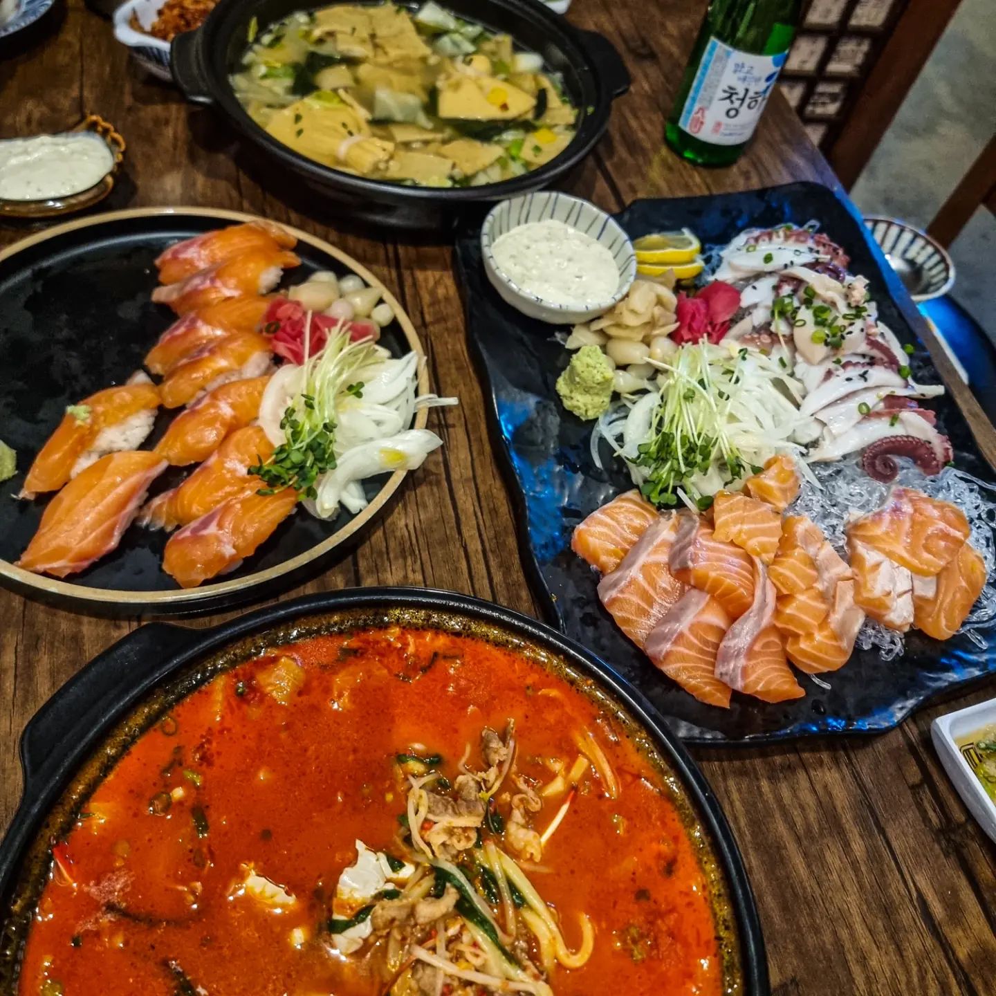 #진천동소노히 #대구소노히 #소노히#협찬

대구 소노히 진천점은  술 한잔 마시러 방문하기 좋은 
편안한 느낌의 대구 월배 술집!
 비주얼 좋은 다양한 메뉴와 퀄리티까지 만족시키는 
대구 진천역 술집, 신월성 술집으로 인기가 많은 곳!

신선한 노르웨이산 연어를 사용하고 소노히만의 특별 숙성법으로
숙성시켜 두배로 더 탱글한 연어맛을 느낄 수 있어 좋아요.​​

남해안에서 잡은 문어는 먹기 좋게 얄팍하게 슬라이스해 
묵은지와 곁들여 먹으니 생각보다 잘 어울리는 조합!

해물차돌짬뽕은 얼큰 매콤해 술 안주로 딱임

부드럽고 고소한 연어초밥도 식사대용으로 최고!
​

📍대구 달서구 진천로 120

대천동 522-4

영업시간: 16:00~02:00

☎ 053-632-2220

※  주차,포장, 배달 ※

#대구소노히 #진천동소노히 
#신월성술집
#달서구문어전문점 #대천동술집
#대천동소노히
#진천역술집  #달서구이자카야
#대천동이자카야
#진천역선술집 #진천동문어전문점 
#월배이마트맛집 
#진천동연어초밥 #대천동초밥배달​​

​