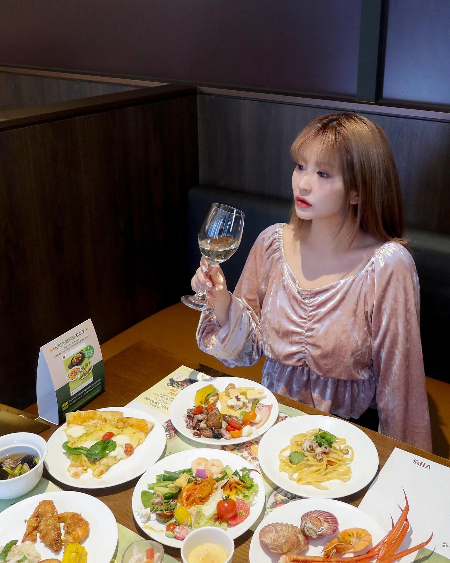 #광고 지만 우리 가족이 좋아하는 빕스 
빕스에서 고메 빕스프링을 만나보세요 🌿

봄철에 가장 맛있는 쭈꾸미, 꼬막, 채소 등과 허브, 바질, 루꼴라, 달래로 향긋함까지 
싱그러운 봄의 맛과 향이 가득해요 

토마토와 바질 그리고 모짜렐라 치즈가 잔뜩 올라간 토마토 블라썸 마르게리타 피자는 꼭꼭 드세요 !! 계속 계속 먹고 싶은 맛이에요 자꾸 생각나서 이번 주말에도 방문해서 먹으려구요 😋

그리고 제철 주꾸미 핫팟, 달래 꼬막 무침, 주꾸미 알리오 올리오 파스타 등 맛있는 메뉴가 잔뜩이에요 특히 와인이랑 페어링하기 좋은 메뉴들이라 또 무제한 와인도 열심히 마시고 왔어요

빕스 봄 신메뉴를 접시 위에 예쁘게 플레이팅하고 인증샷을 
#고메빕스프링 #빕스프링플레이트 #빕스봄신메뉴 #빕스 해시태그와 
vips_kr 계정 태그 후 업로드하시면 아이패드 10세대 당첨 기회까지 💓

빕스하면 또 빠질 수 없는 폭립과 훈제 연어, 홍게, 가리비도 빠질 수 없죵 🫶🏻

시즌 한정으로 프리마베라 안심&채끝 스테이크도 출시되었다고 해요 
그린빈스, 크레송, 펜넬, 방울토마토 등 봄이랑 어울리는 스페셜 가니쉬와 함께 
안심이랑 채끝 같이 즐겨보세요 

✨COUPLE SET 
스테이크 콤보 + 샐러드바2인 20% 할인 
✨FAMILY SET
본 인 스테이크 or 스테이크 플래터 + 샐러드바 3인 20% 할인

vips_kr
#샐러드바 #가족외식추천 #봄데이트 #빕스프리미어반포점 #데이트맛집 #샐러드맛집 #모임장소추천 #스테이크맛집 #패밀리외식 #가족모임 #키즈오케이존 #데이트맛집추천 #데이트맛집 #맛집인정 #맛집추천그램 #가족외식 #가족외식장소 #가족모임장소 #가족외식추천