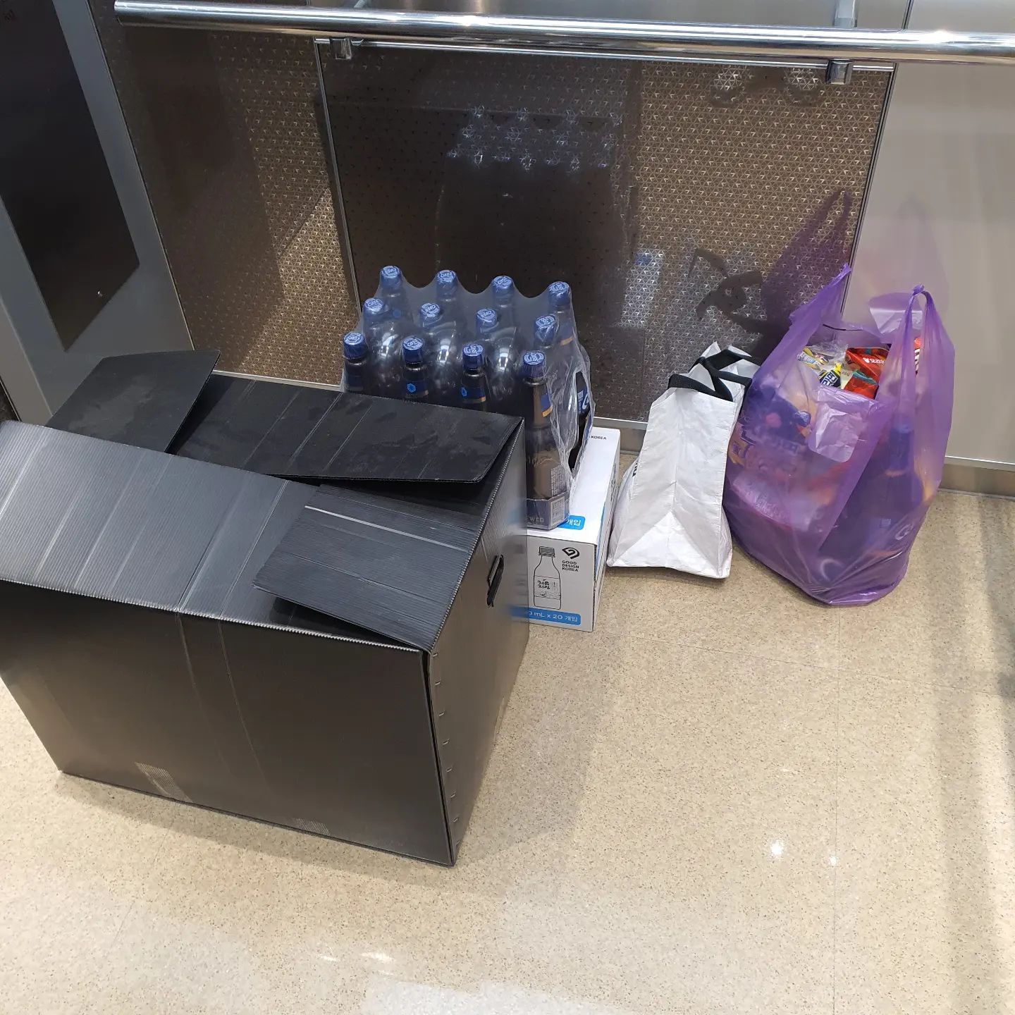 와, 퇴근길에 욕심부려서 트렁크에 있던 짐박스랑 장본거 한번에 다 들고가려니까 택배기사님들 카트가 너무 부러워진다 🥲 욕심부리지말걸................
내 손 떨어지는줄 🥲🥲🥲🥲🥲🥲🥲🥲🥲🥲🥲
.
 #오랜만에 #마트에서장보기 #술한박스 #오랜만에구입 #과유불급이라하였거늘 #항상뒤늦게후회