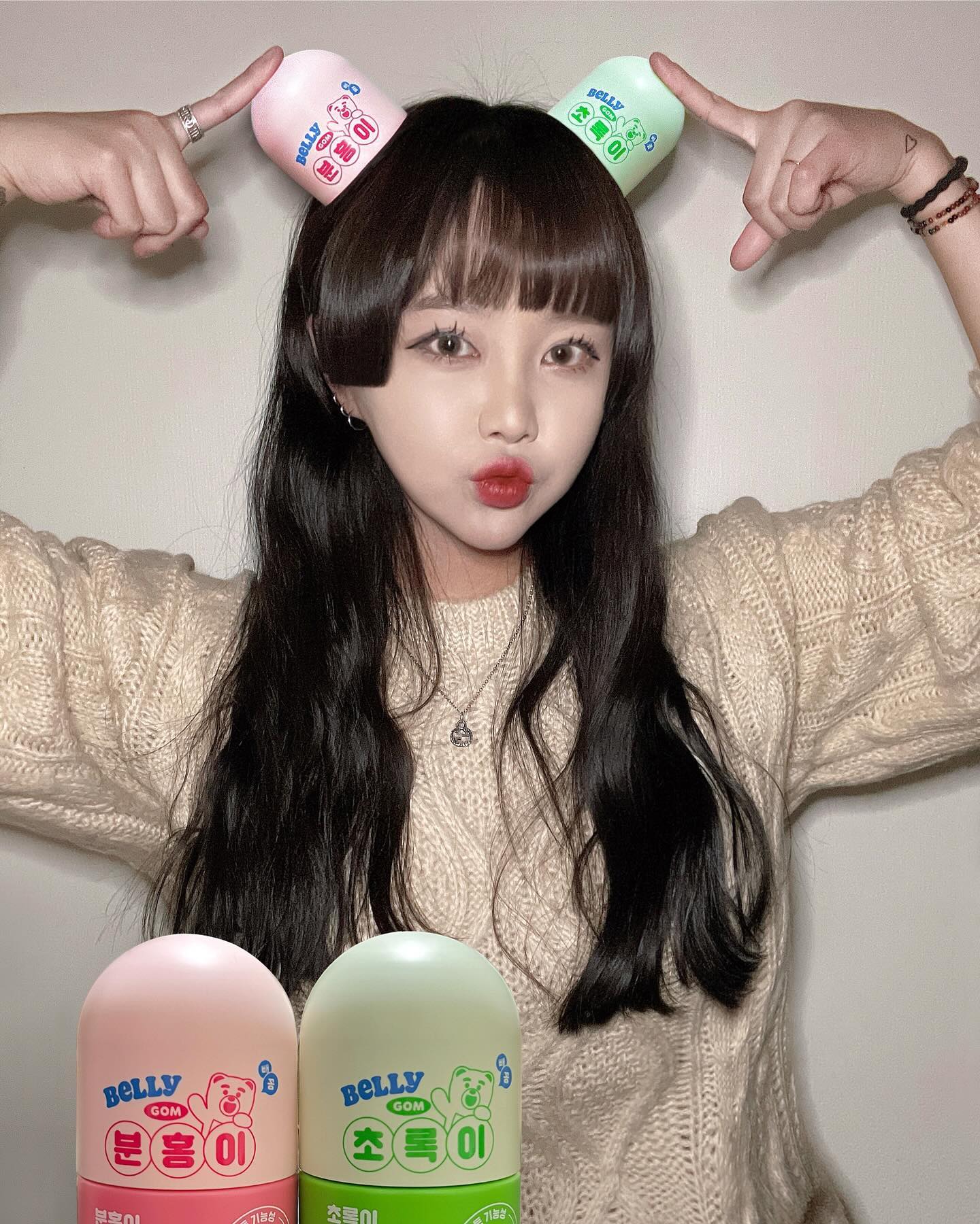 #협찬
새해가 왔으니 다이어트를 다시 시작해야겠지••? 🩷💚
그래서 올리브영 다이어트 츄천템인 분홍이초록이 슬림밸런스를 구매 ,,! 
ㄴ(^ㅂ^)ㄱ 3분2초만 기억하면 돼서 섭취법은 간단하다 하루 3분홍 + 2초록 물론 식전 분홍이 식후 초록이••! ჱ̒ ｰ̀֊ｰ́ ) 💚🩷

지금 올리브영에서 5일분이 증량된 슬림밸런스제품을 앤드매대에서 할인가로 만나볼 수 있다늉 ,, (*´ސު｀*) ,, 히히

🩷 분홍이 슬림밸런스&비오틴의 HCA가
탄수화물이 지방으로 합성되는 것을 억제 해주고
💚 초록이 슬림밸런스&쾌변의 녹차카테킨 성분은
체지방 감소에 도움을 주ㅇㅓ요 !!
뿐만 아니라 배변활동도 원활하게 도와준답니다 “ψ(｀∇´)ψ ••!!

게다가 유해산소도 제거해줘서 항산화까지 케어해준다고 하니,,,말해뭐해•• 다이어트에는 역시 분홍이초록잉 •• ꒰ঌ(⃔ ⌯’ ‘⌯)⃕໒꒱ 🩷💚

#GRN #지알앤 #지알엔 #분홍이초록이 #슬림밸런스 #미니멀다이어트 #새해다이어트 #다이어트 #다이어트추천 #식단관리 #체지방관리 #올리브영 #올리브영다이어트 #올리브영추천 #올리브영추천템