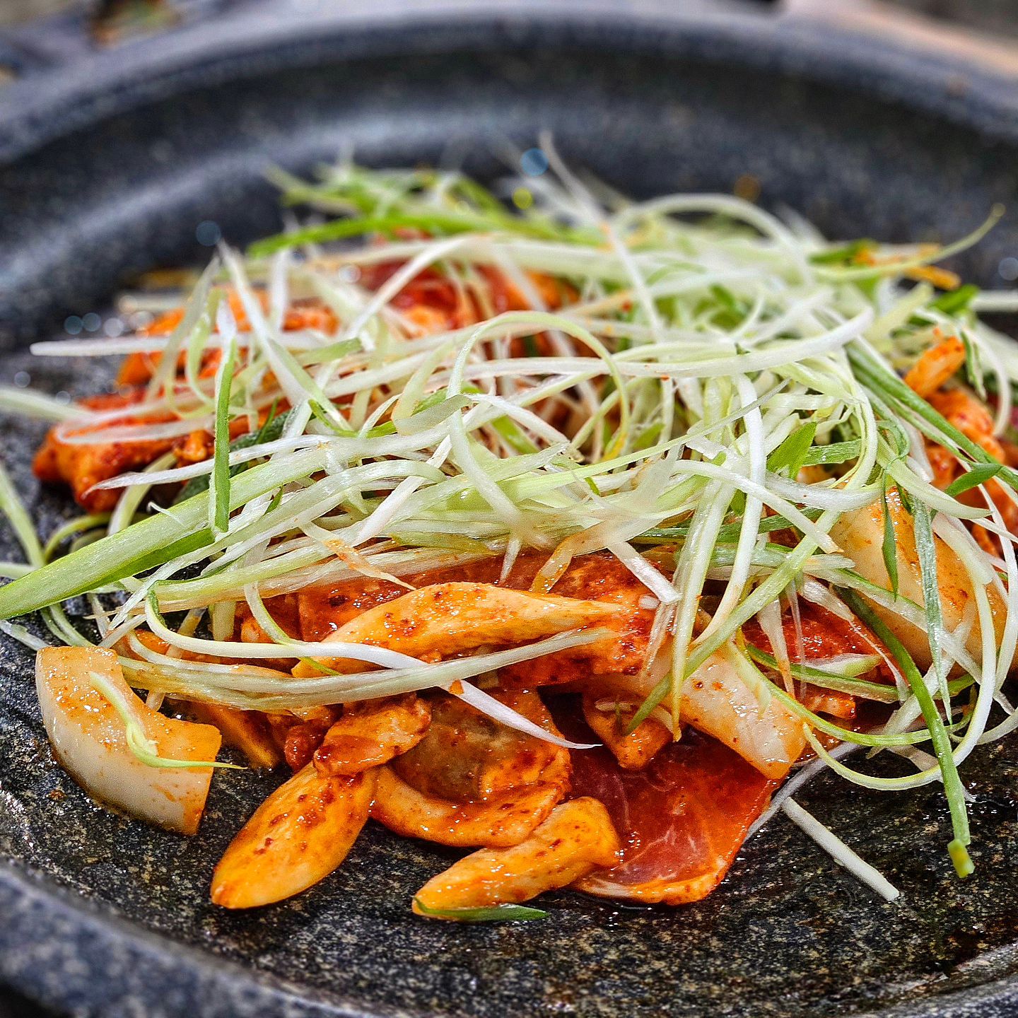 #🍽121

오늘 돼지고기 맛집 가려고 하는데 #시간돼지 ?

이곳은 짝궁이 지인분들과 우연히 방문했다가 맛에 반해 저를 이끌어 준 곳입니다😍 웬만하면 외식할 때에는 음주를 즐기지 않는 편인 짝궁이 여기는 무조건 술 한잔 해야한다며 같이 술 마셔주는 곳이기도 한데요!! 

저의 짝꿍까지 술 땡기게 해주는 음식은 바로바로 고추장불고기입니다!!!! 정말 쏘맥 땡기게 하는 맛이라며 얼마나 극찬을 하던지... 저도 엄청난 기대감을 갖고 먹어보았습니다🔥 결과는... 술 무한주문🤪 식사로도 너무 맛있는데 안주로도 정말 최고더라구요!!!

밥으로 삼겹살을 먼저 먹고 배부른 상태로 안주 겸 고추장불고기를 먹었음에도 자꾸 들어가는 맛이었어요🤤 진짜 삼겹살만 안먹었어도 볶음밥 2개는 볶아서 먹었을텐데......

(사실 어제도 다녀왔는데 맛있어서 고추장불고기 추가 주문했다가 또 볶음밥 못먹은건 안비밀....😂)

맵찔이인신 분들은 조금 매울 수 있어요!! 그치만 쓰읍 쓰읍 거리며 멈출 수 없는 맛이란건 확실합니다👍🏻 시간 되시는 분들!!!! 동현동 맛집 시간돼지로 얼른 고고고🏃🏻‍♀️

🎈시간돼지?
🎈충북 제천시 의병대로26나길 1
🔉 17:00부터 영업시작