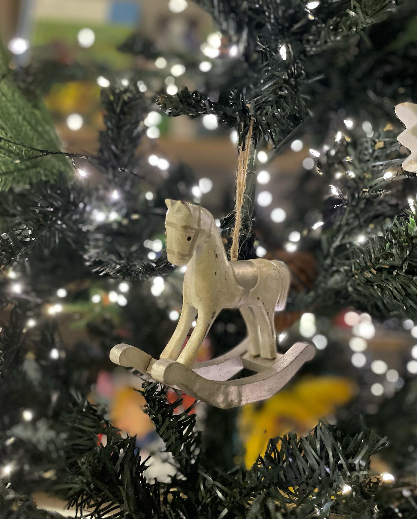 D+950🎄
미리 메리 크리스마스~❤️🎅🏻
작년에 잘 정리해둔 트리
다시 설치해보았어요ㅎㅎ
너무 좋아하는 로엘이!
로엘이는 산타 할아버지를 기다리는 중 ㅋㅋㅋ