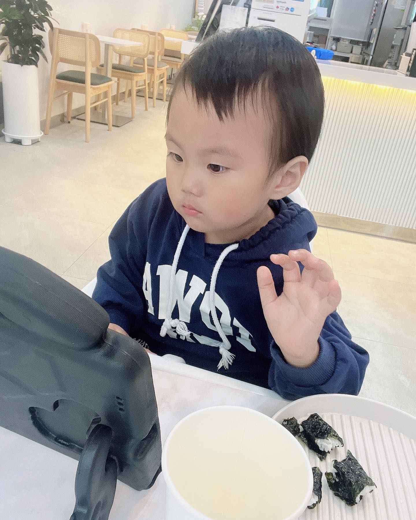 .

+1039일차❤️

이모의 빈자리를 채우는 주노 & 지히 👩‍👦
말썽안피고 투정 안부리고 잘놀아주고 
고마워 사랑스런 아들❤️

#아들이랑엄마랑 #땜빵중 #이모도와주는조카 #사랑해아들 #순한아들덕에 #엄마는행복해💕 #딸같은아들 #배곧카페 #시흥카페 #어클락 #어클락카페 #oclock #놀러오세요