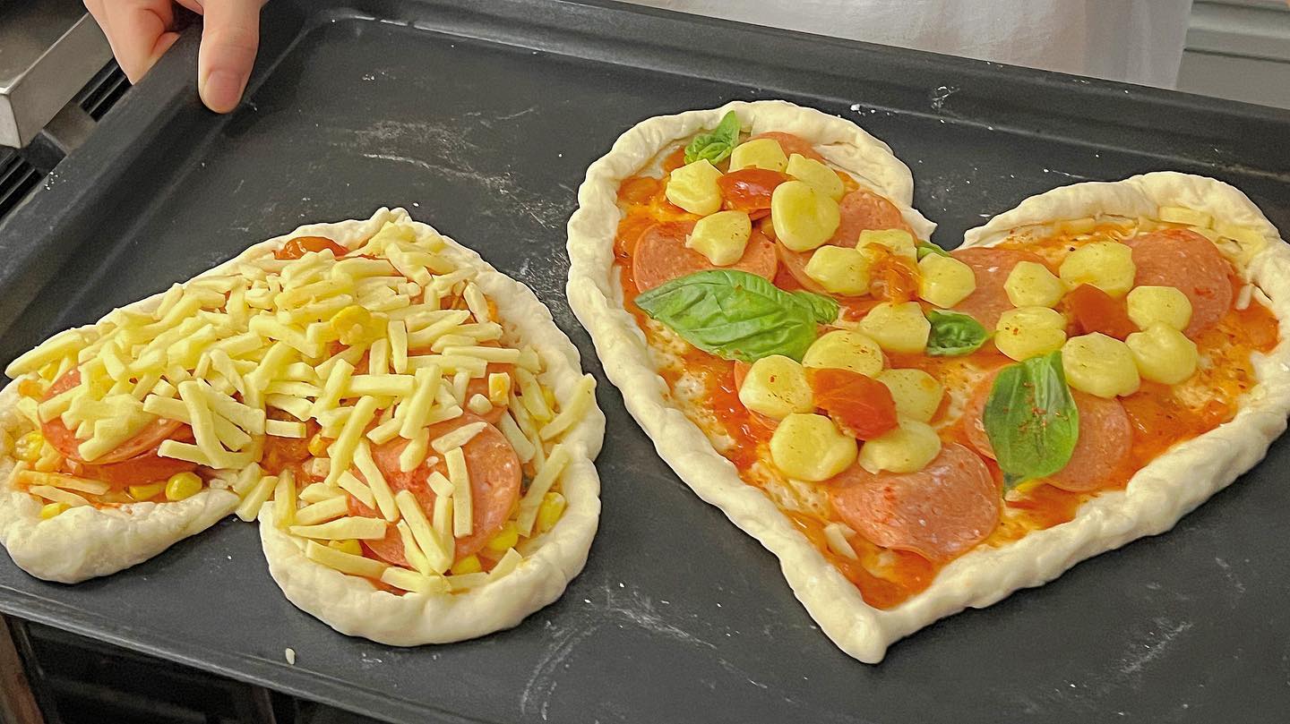 홈 베이킹 피쟈 🍕 
생각보다 쉽고 너무 재밌음..
이탈리아사람들이 피자가 주식인 이유를 이해하게 됐다 ,,.. ㅎ
화덕에 구우면 더 맛있을듯 ㅜㅜ
자주해먹어야즹 ♥️♥️