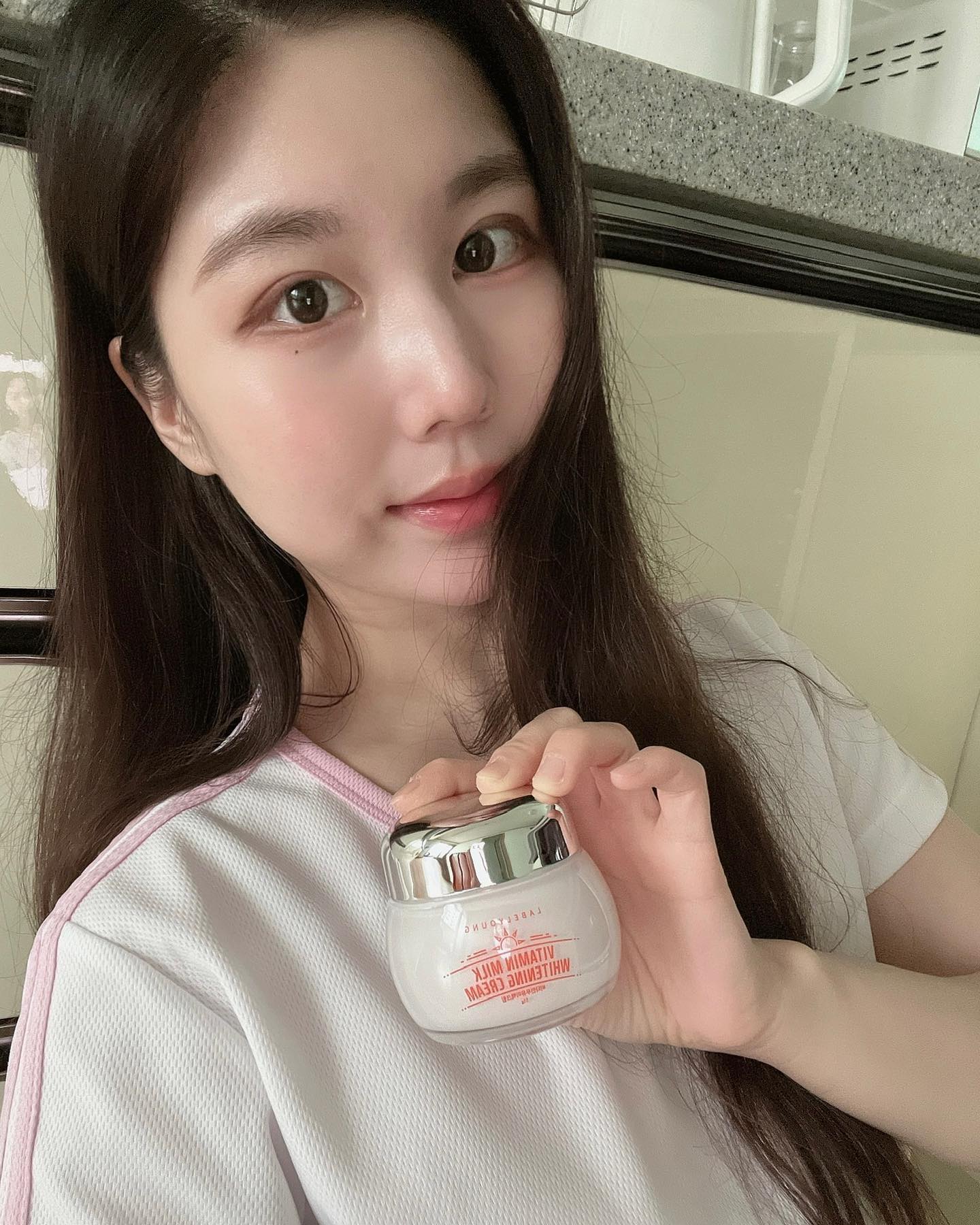 labelyoung_official

제가 정말루 애정하고 믿고 쓰는 브랜드 “라벨영”

쇼킹비타민우유미백크림🥛🤍

비타민우유의 화이트닝 솔루션으로 
쌩얼도 문제없이 깨끗화사한 피부로 변신!!🤍

비타민우유[비타민나무열매+우유단백질]를 
함유한 부드럽고 촉촉한 크림이 피부에 산뜻하게 
마무리 되 깨끗한 피부로 케어해줘용!! 🫶

저처럼 칙칙피부러들에게 빛같은 존재✨

 #라벨영 #labelyoung #koreancosmetics #쇼킹비타민우유미백크림 #톤업크림 #미백크림 #색소침착 #미백화장품 #화이트닝크림 #기미크림 #코덕 #관리하는여자 #일반인모델 #협찬 #우유 #비타민