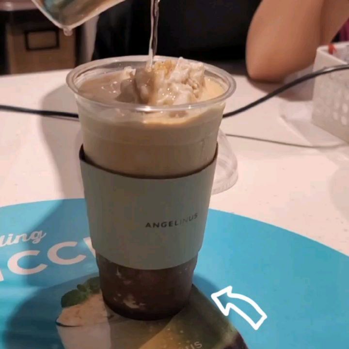 #협찬 angelinus_coffee
𖤐
𖤐
「뜨거운 냉커피 주세요!!」 
한마디에 아메리치노크러쉬 한잔과 부채 굿즈까지🩷

엔제리너스의 시그니처 메뉴
아메리치노 크러쉬가 리뉴얼되었대요.

뜨거운 물을 부어도 시원한 살얼음이
살아있는 커피 드시고 싶다면!
진한 커피맛을 원하신다면!!
바로 엔제리너스로 달려가세요~

꼭 부채 굿즈 받아 인증샷 찍고
엔제리너스 이벤트에도 참여하세요😊
.
.
.
.
.
#엔제리너스 #뜨거운냉커피 #아메리치노
#아메리치노크러쉬 #아메리치노브리즈
#뜨냉 #엔제리너스신제품 #커피메뉴추천
#카페추천 #엔제리너스메뉴 #커피 #아이스커피
