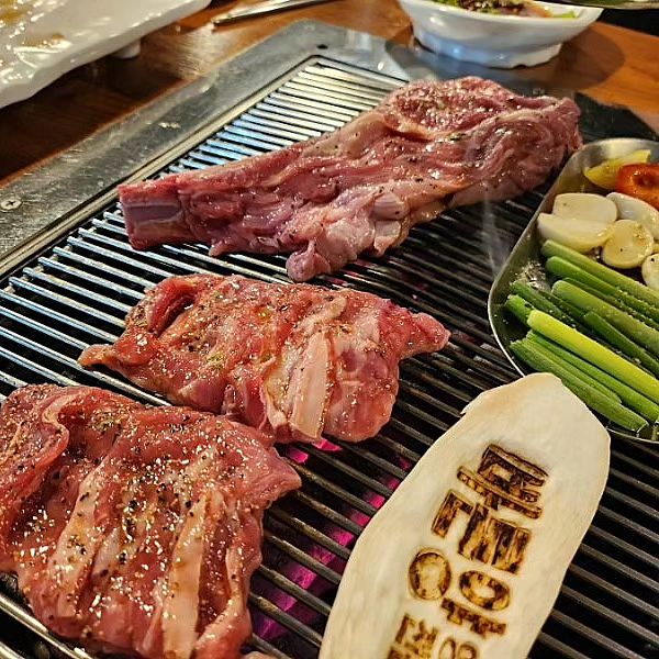#바른양

도남오거리에 위치한 양고기가 맛있는 고깃집!

양고기 하면 누린내 때문에 꺼려하는 사람도 있는데
바른양에선 누린내가 전혀 나지 않는 양고기를 맛볼 수 있다

6개월 미만 양을 사용하는 프렌치랙부터
10개월 미만 양을 사용하는 숄더랙도 있고
예약이 필요한 통다리, 통갈비도 맛볼 수 있는 곳이다🐑

청양고추와 고추씨가 잔뜩 들어간 소스는
기름진 양고기의 느끼함을 싹 잡아주기에 좋다🌶

양고기가 굽기 어렵다? 노노 바른양에서는 모두 구워준다

숄더랙 살코기를 다 발라먹고
뼈에 붙은 고기를 뜯어 먹는  그 맛 잊지못해 ❤️

마지막엔 중국냉면으로 입가심 마무리👍

✔️ 제주 제주시 도남로 62
✔️ 15:00 - 23:00
✔️ 매달 첫번째 일요일 휴무

🍴 프렌치랙 28,000원
🍴 숄더랙 25,000원
🍴 양념 꽃갈비살 25,000원
🍴 양 통다리구이 90,000원
🍴 중국냉면 9,000원
.
.
.
.
#먹스타그램 #맛스타그램 #mukstagram #foodstagram #제주맛집 #제주맛집투어 #제주도맛집 #제주맛집추천 #제주도남맛집 #제주바른양 #제주양고기맛집 #제주양갈비맛집 #제주인스타핫플 #맞팔 #먹팔 #먹스타 #소통 #먹팔하면맞팔