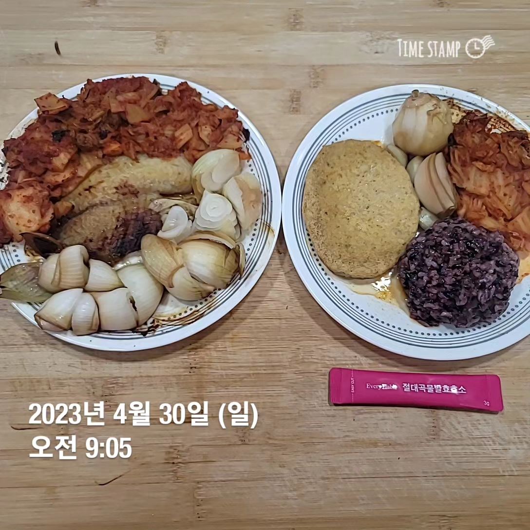 #에브리헤빗 #챌린지 
마지막날....
남편이 식단중이라 와이프도 덩달아
비슷한 식단만 먹네ㅜㅠ(미안빨리끝낼께)
식단은 늘 최대한지키고 먹었지만
이렇게 기록하고 올려본적은 처음이다...
솔직히 정신없다 시간없다 하면서
귀찮아서 안올린거지...
밥먹기전에 딱 찍어서
멍때리면서 인스타 쓰윽 볼시간에 올리면되는것을...
건강을 생각했을때 정말 좋은 취지에 챌린지였던거 같다...
챌린지가 끝나더라도
식단이나 운동 생활을
하루 하나씩은 꼭 올려야지!
라는 거짓다짐을 해본다ㅜㅠ
해보자! 남들꺼 눈팅만하지말고
나도할수있다!
.
.
#eatclean #데일리
#효소 #healthyfood #healthylifestyle 
#healthy #헬린이 #운동인
 #korea #다이어트  #소통 #좋아요 
 #좋반  #팔로우 #팔로우미 #맞팔 #일상 
 #셀스타그램  #좋아요그램 
#instagood #likefoefollow #lfl 
#f4f #TBT #follow4follow 
#푸우짐 #poohgym