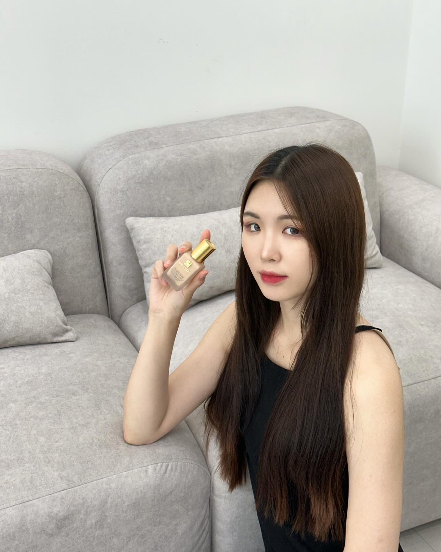 #광고 esteelauderkr 

요즘 점점 날씨가 더워지면서 여름이 오고 있다는 게 느껴지네요☀️

더워지면 피부 화장이 잘 무너져서 고민이라
최근에 11년간 아시아 no.1* 파운데이션인 ‘에스티 로더 더블웨어 스테 -인-플레이스 파운데이션‘을 사용해 주고 있는데요!

24시간 지속력과 커버력 좋다고는 들었는데 실제 사용해 보니 체감이 되더라구요🫶🏻

발림성도 좋은 데다 피부 표현도 예쁘게 돼서 화장했을 때도 마음에 쏙 들었고 시간이 지나면서 피부 광이 은은하게 돌면 더 이뻐서 인생 파데 정착해야겠다고 마음먹었어요👍🏻✨

그리고 주름 끼임도 적은 데다 역시 지속력이 좋아서 수정화장을 안해도 된다는 점이 너무 편하고 좋았습니다❤️

다가오는 여름에 대비해 지속력 좋은 제품 찾고 계신다면 추천드려요❤️

*리퀴드&파운데이션 부문, 보떼 리서치 2013-2023 아시아 7개국 통합 리포트(백화점&부띠끄 채널, 판매금액 기준)
*에스티 로더 계산식은 보떼 리서치 SAS 2024년 2월 ”아시아 7개국 통합 리포트- 분기별 리테일 세일즈 레포트 - Q4 2023“ 내 백화점/부띠끄 프레스티지 시장 부문 데이터에 일부 근거하였습니다.(Copyright ⓒ2024 Beauté Research SAS) 

#에스티로더 #에스티로더파운데이션 #더블웨어 #DouleWear #인생파데 #넘버원파데 #베이스히어로 #싱글즈 #인품사