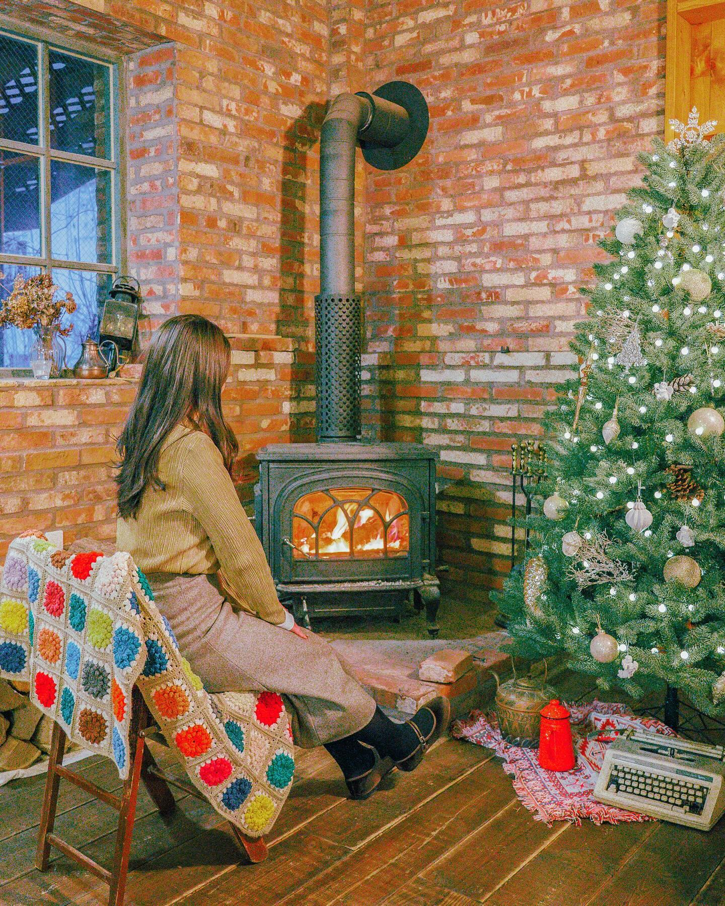 -
크리스마스 감성 가득한 공주 미세스피베리 🎄🧸
따뜻한 벽난로가 있는 별장 느낌 크리스마스 포토존과
귀여운 마스코트 베리까지 만날 수 있는 카페 🐶

✔️ 반려견 동반 가능
✔️ 카페 앞 공영주차장 3시간 무료

📍 미세스피베리
➖ 충남 공주시 번영1로 84-5 1층
➖ 운영시간 : 매일 12:00 ~ 21:30 (매주 일요일 휴무 / 크리스마스 당일 5시까지 영업)

#YEON_공주