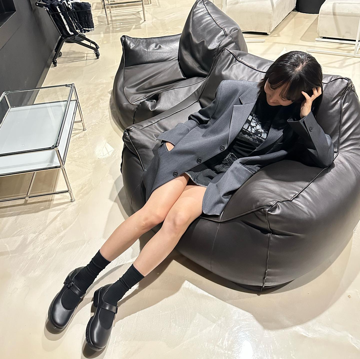 #AD 뉴욕에도 데려갈 블랙 메리제인🇺🇸
지쎄 메리제인 펌프스 디자인도 귀엽고,
국내 제작 수제화라 발이 엄청 편해요!
⠀
첫날부터 편한 수제화 드문데
지쎄 수제화들은 다 착화감이 미쳤어요😭🫶
이번 주 뉴욕 갈 때 챙겨가서 편하게 여행할래욤

Photo by. 손럭시 남편